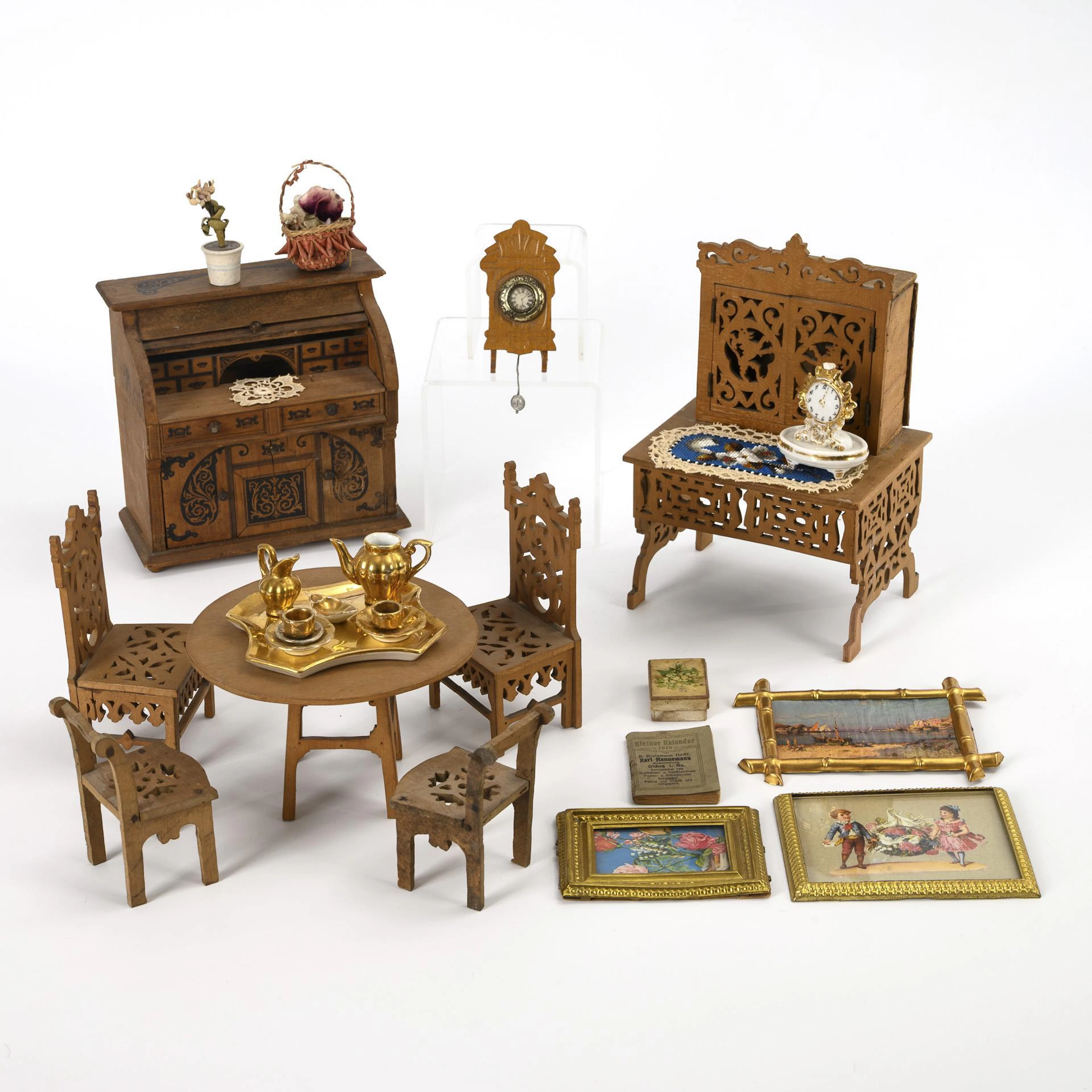 7 Wilhelminian-style furniture and accessories for the doll's house.