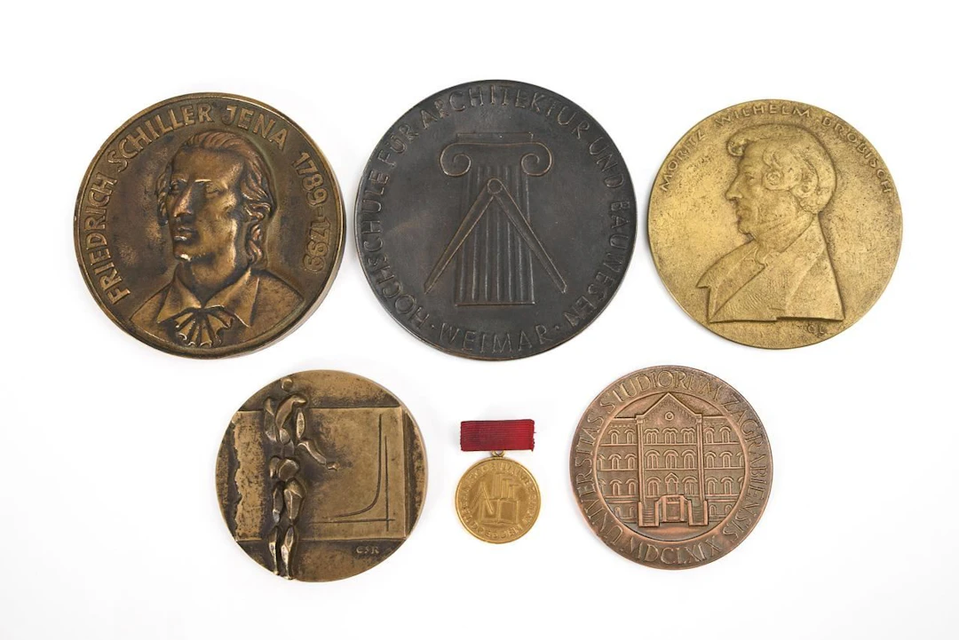 6 awards and commemorative items from the estate of a GDR scientist.