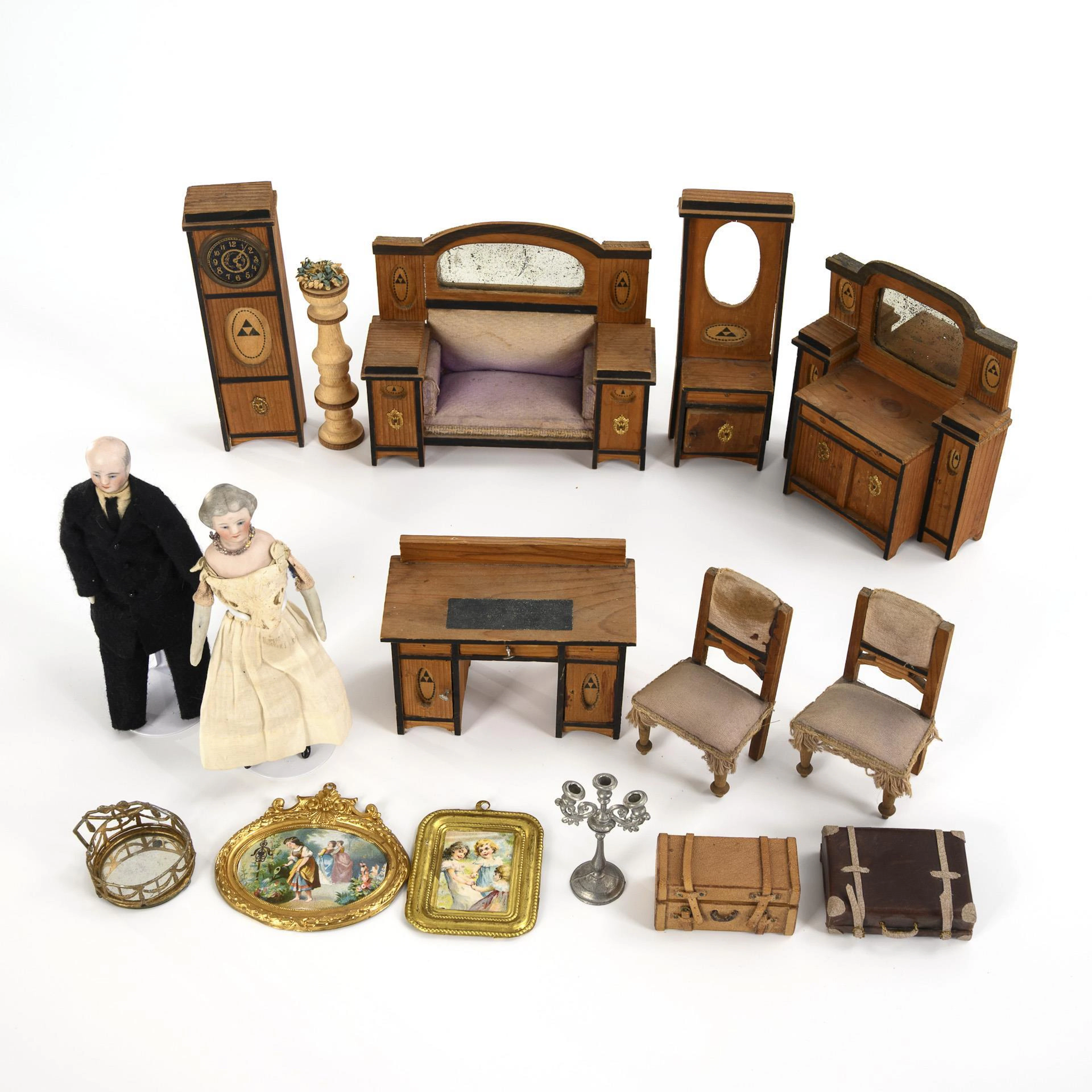 7 pieces of Art Nouveau furniture for the doll's house and some accessories.