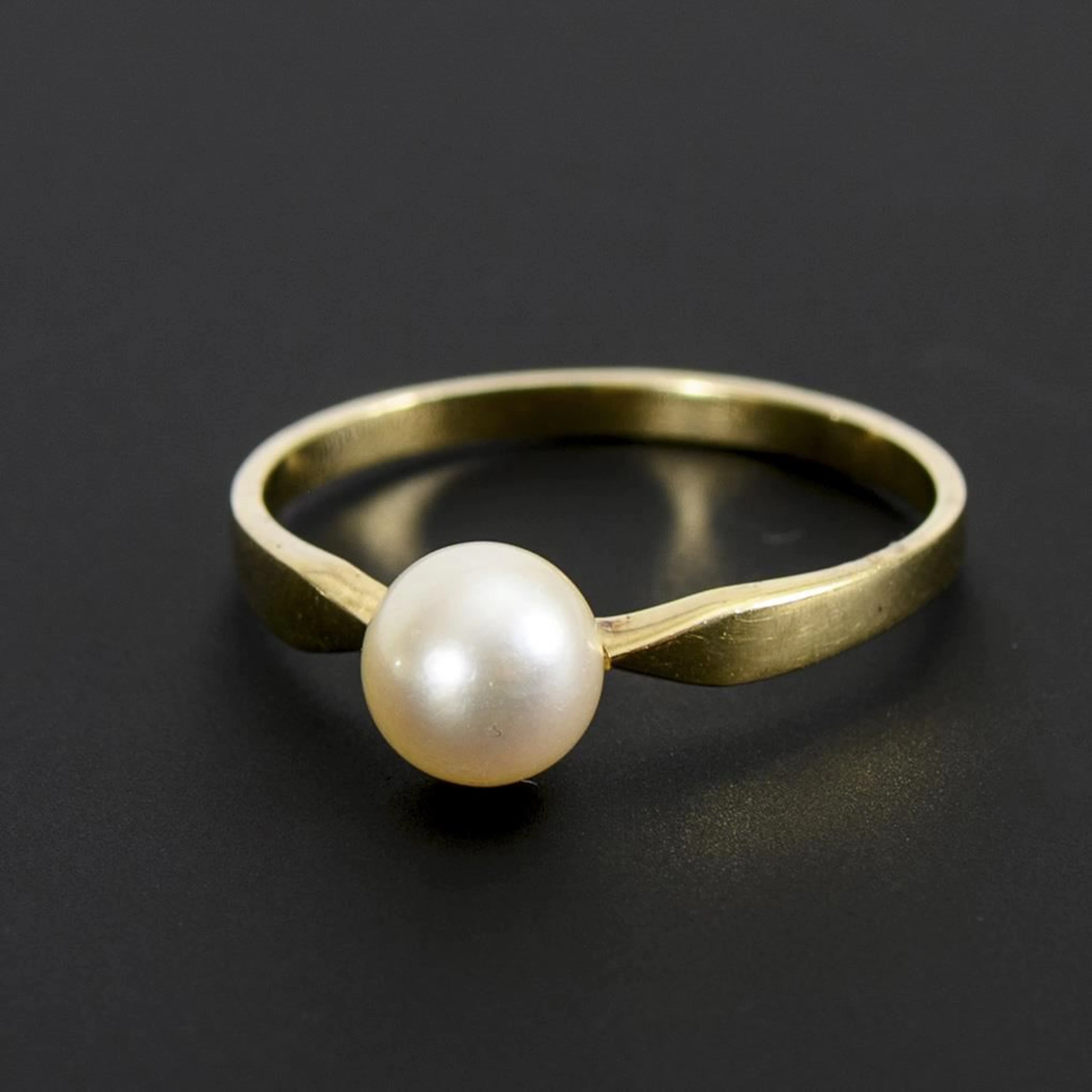 Delicate ring with a pearl.