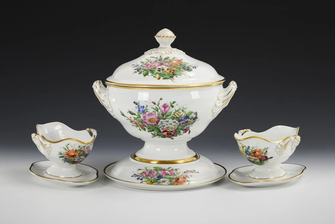 Terrine and 2 sauce boats with floral designs. Bing & Gröndahl.
