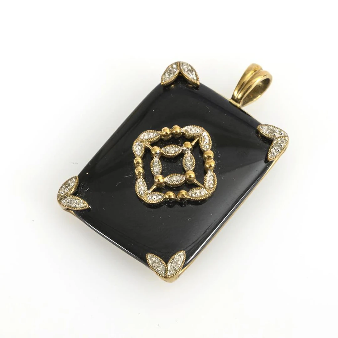 Historic-style pendant with an onyx plate.