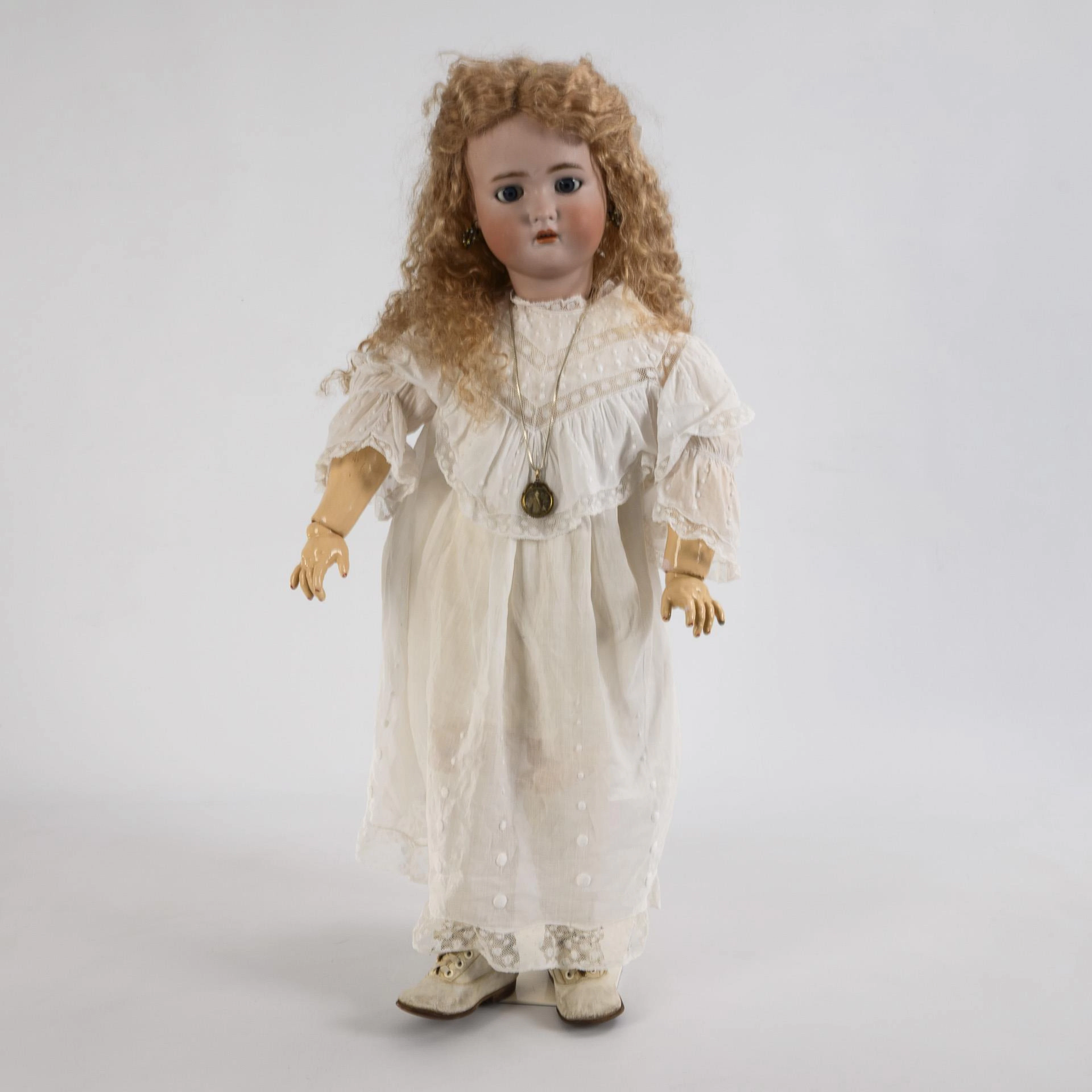 Very large doll girl. Kämmer & Reinhardt.