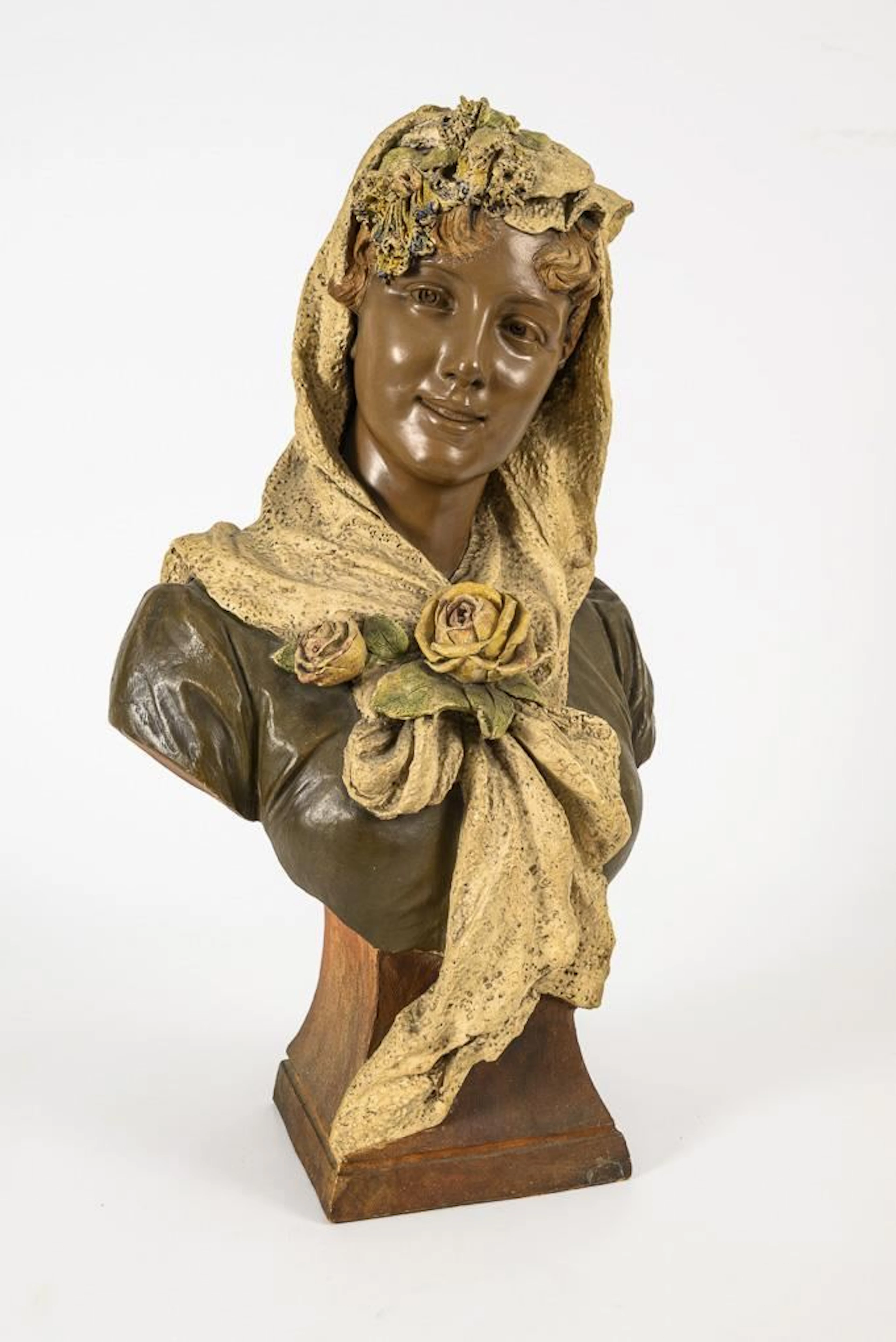Bust of a lady with rose decorations. Vienna-based manufacturer Friedrich