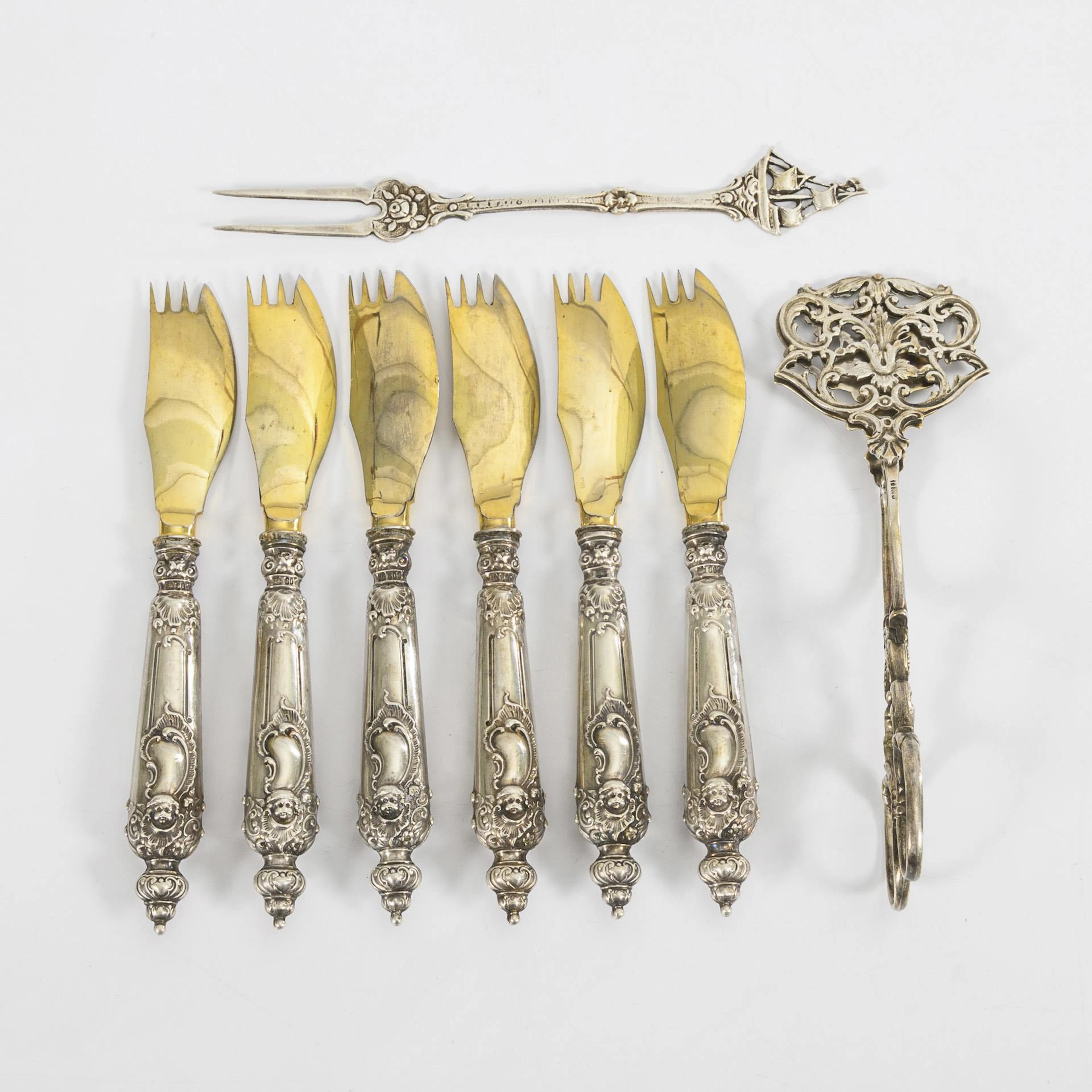 6 lobster knives, pastry tongs and fish fork.