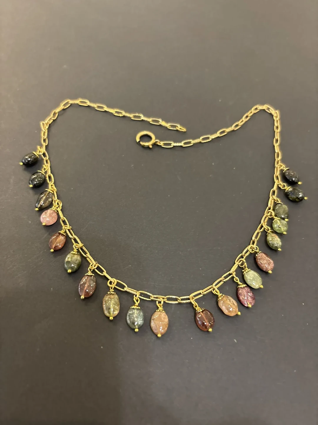 Collier draperie en métal doré supportantdes perles de tourm - Lot 118