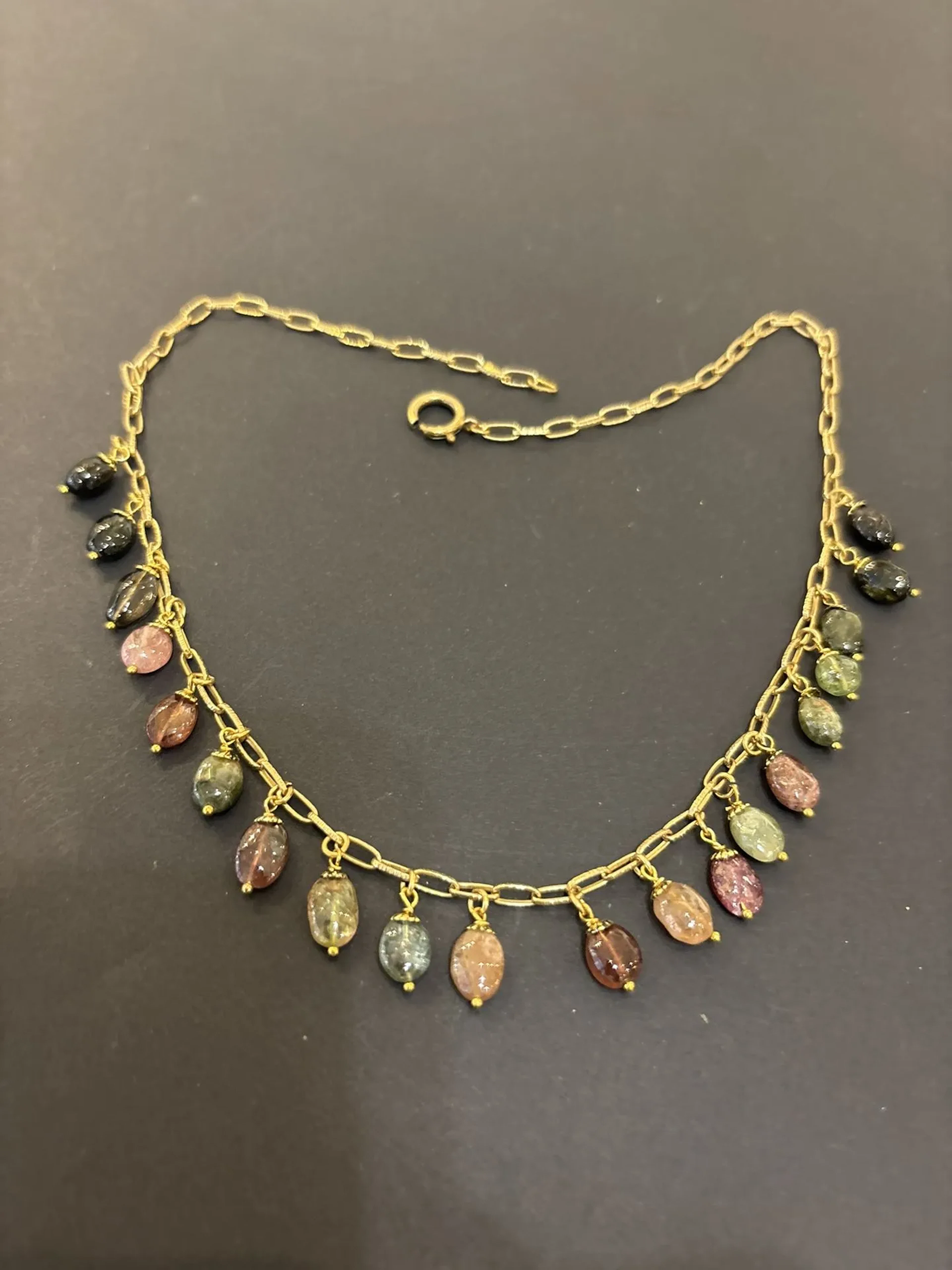 Collier draperie en métal doré supportantdes perles de tourm - Lot 118