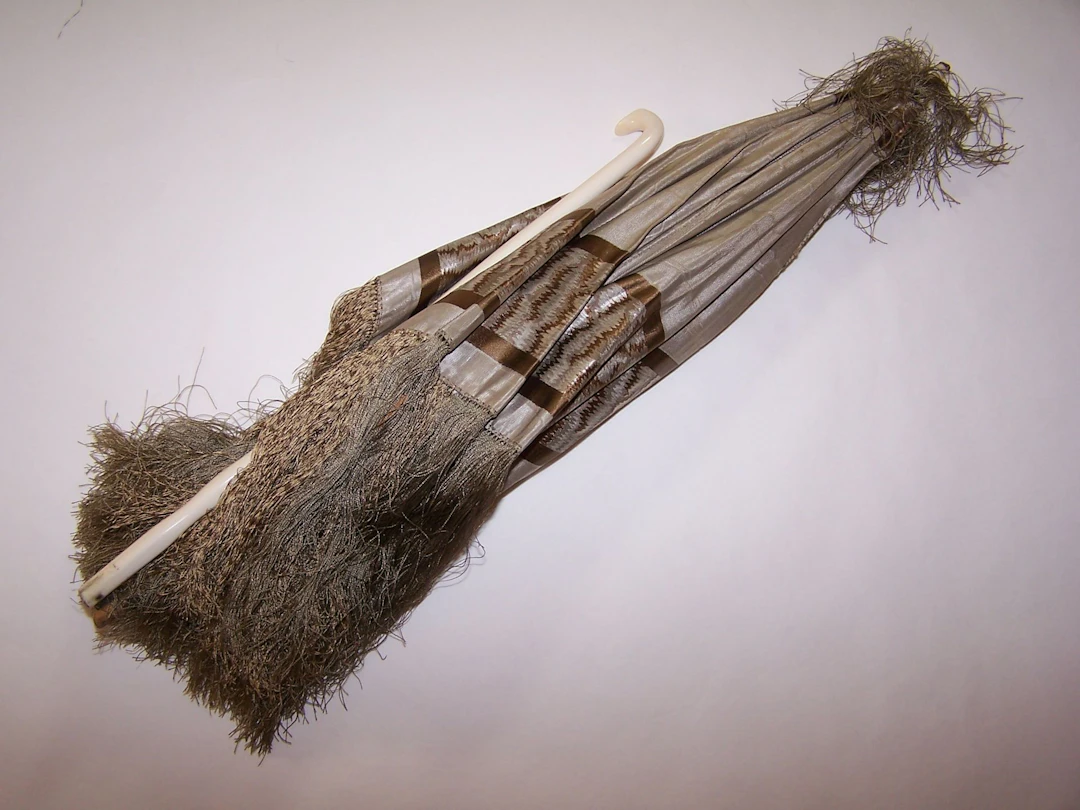 Ombrelle marquise, manche pliable en os, pavillon en soie, d - Lot 496