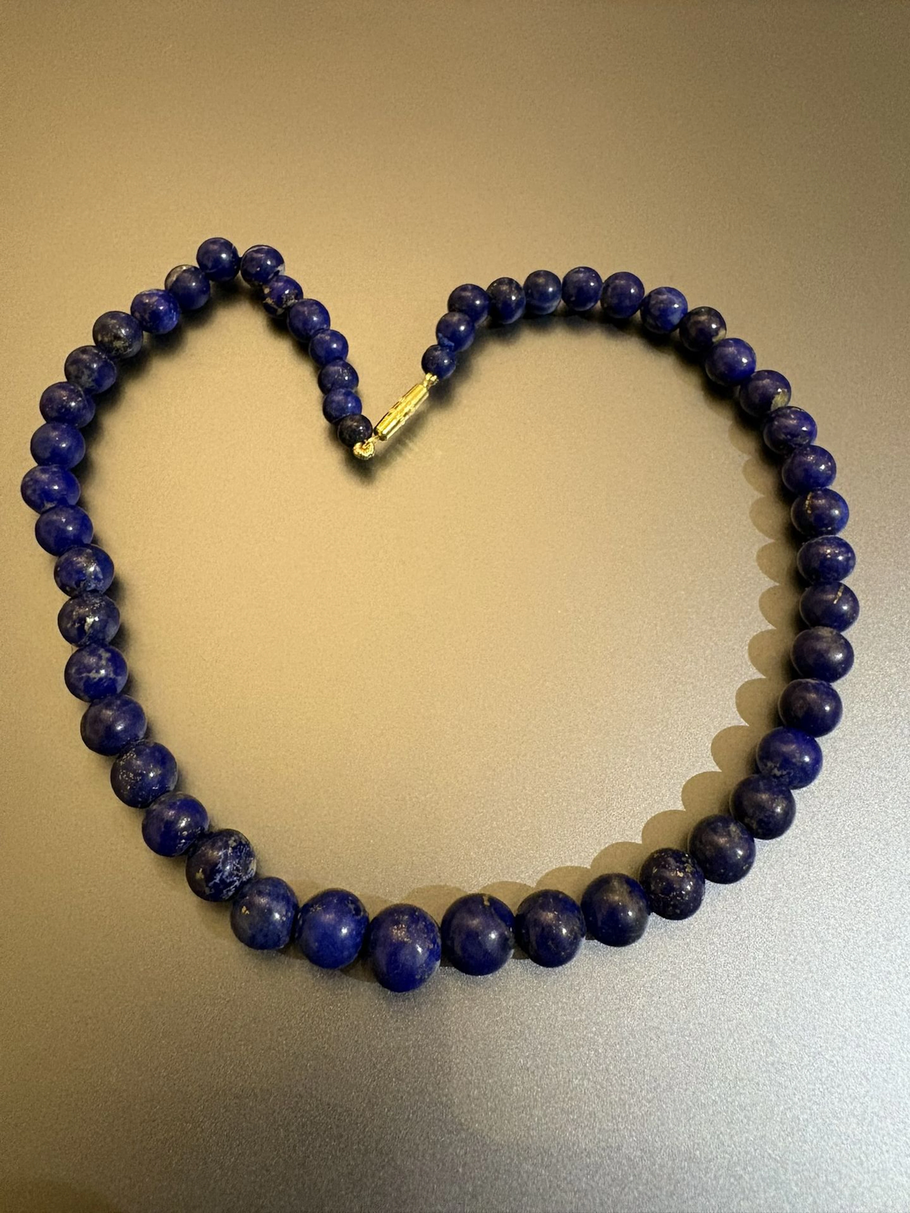 Collier de perles de lapis-lazuli. Fermoir métal doré. Longu - Lot 70