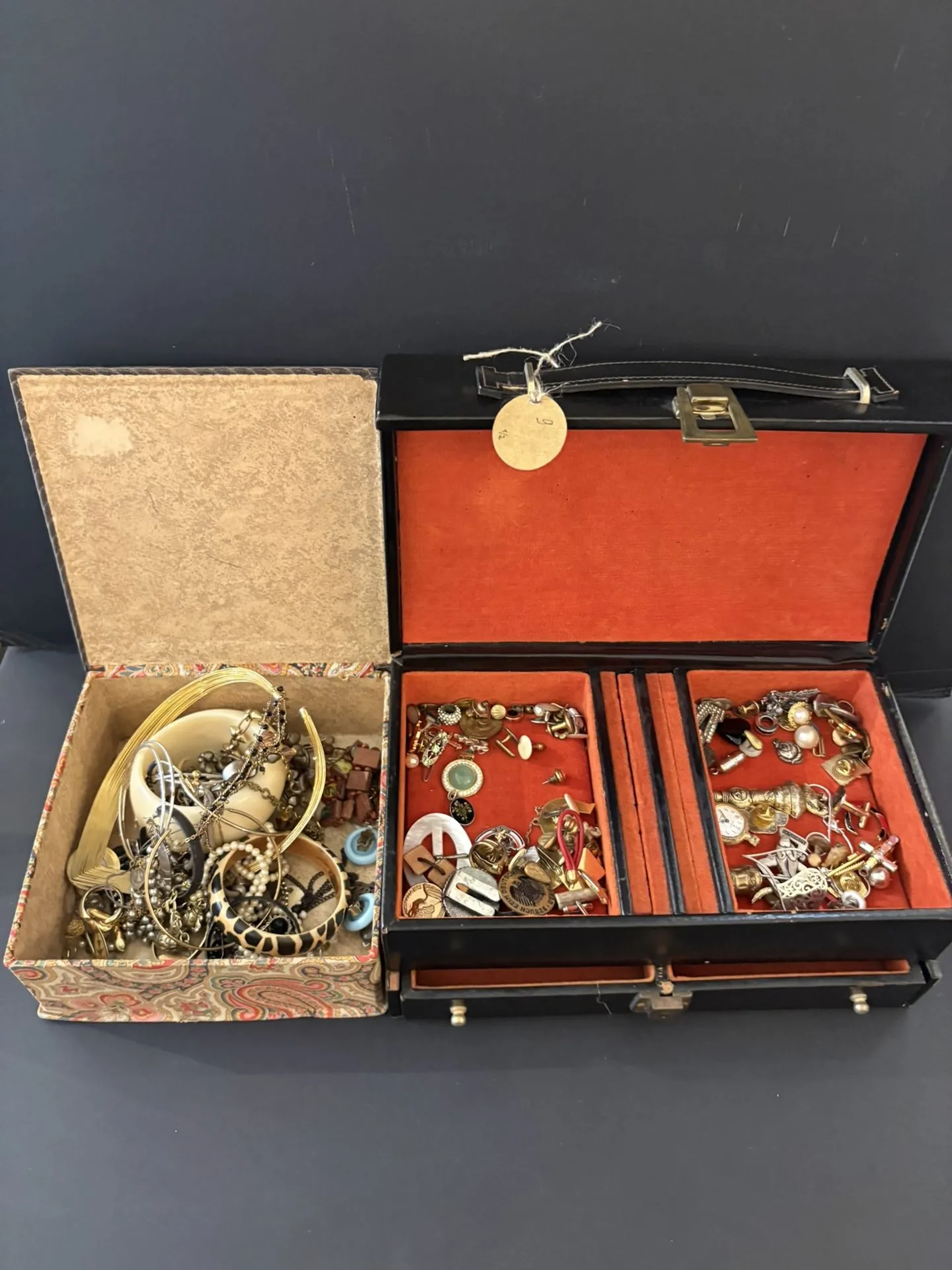 Deux coffrets comprenant de nombreux bijoux fantaisie ancien - Lot 249