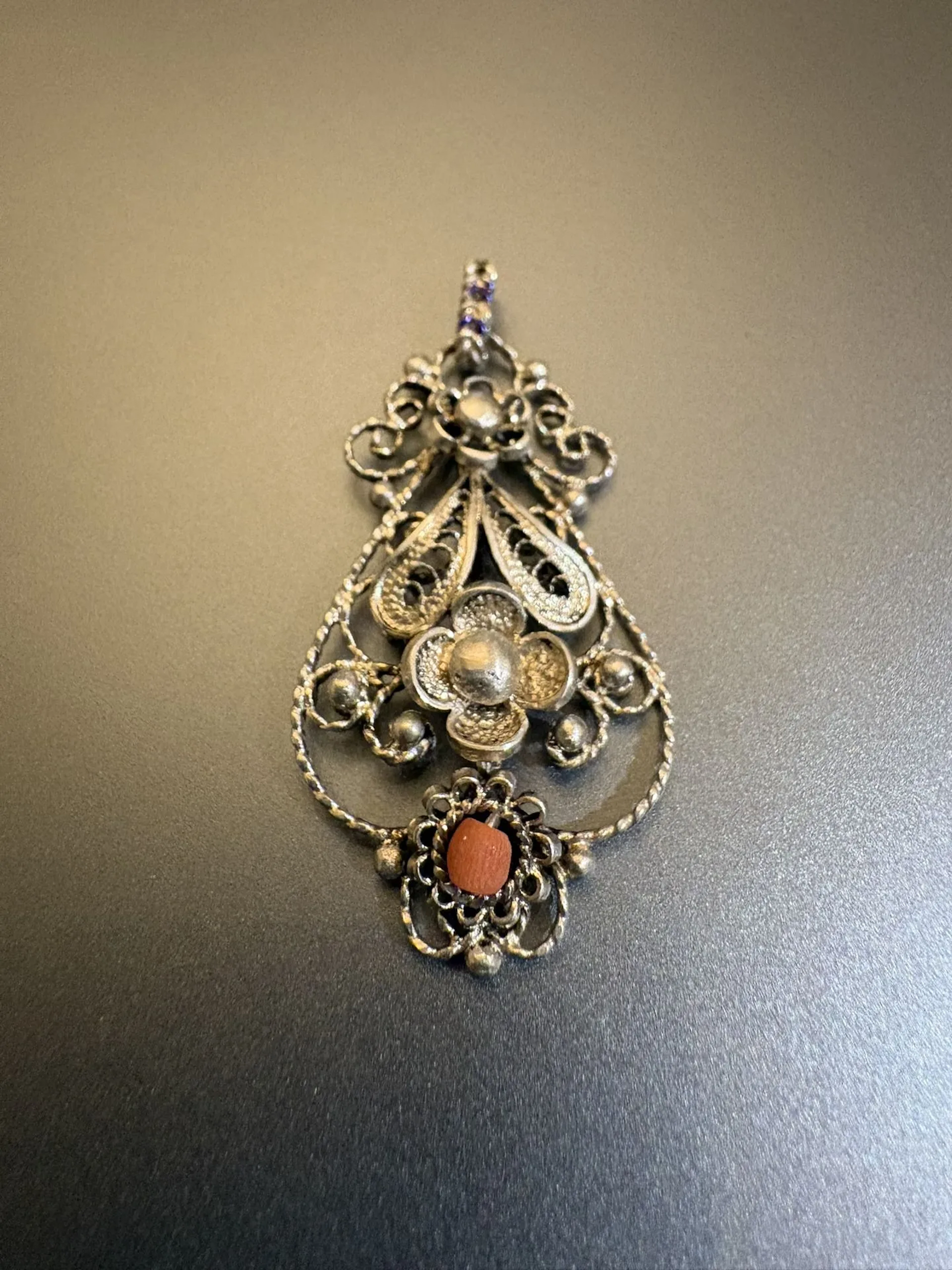 Pendentif en argent 800°/°° et corail. Dimensions : 4,5 x 2, - Lot 33