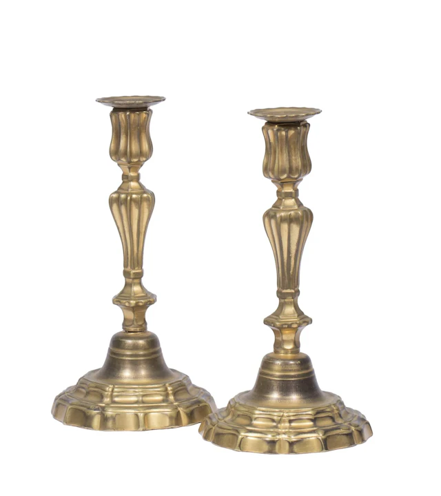 Paire de bougeoirs rocailles en bronze doré à décor de large - Lot 350