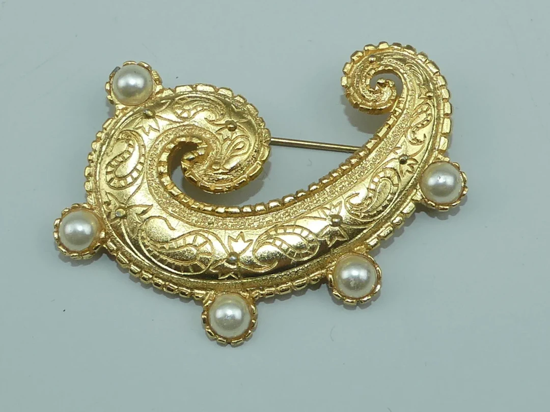 GUY LAROCHE. Broche en métal doré ornée de perles. Signée. - Lot 457