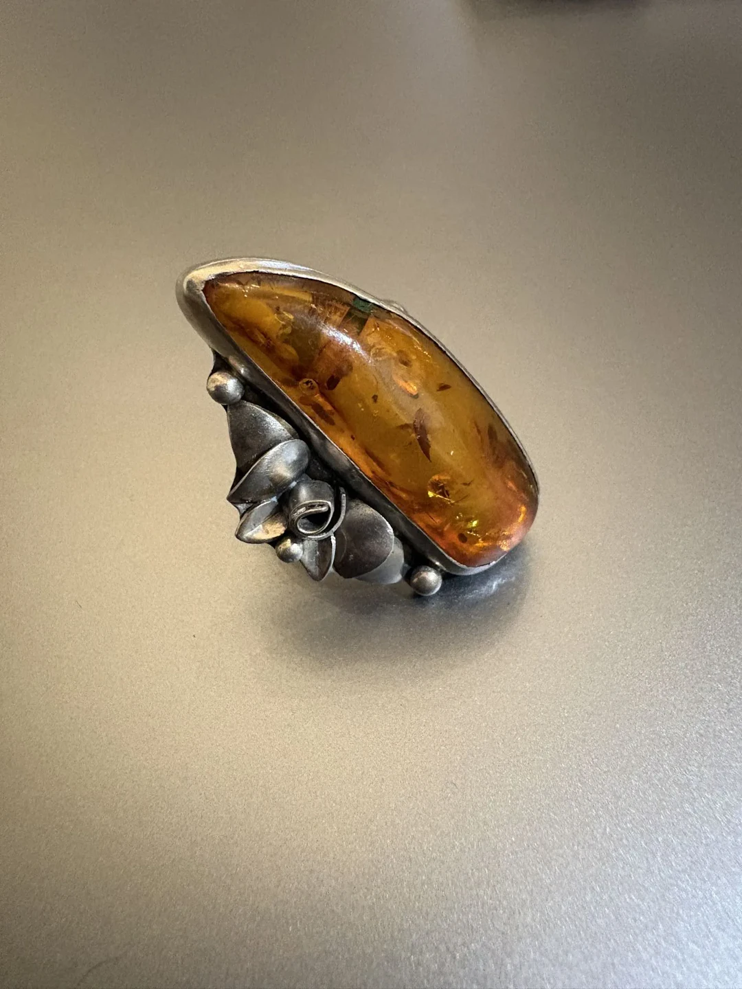 Bague en argent 800°/°° et ambre. Dimensions motif : 3,8 x 2 - Lot 35