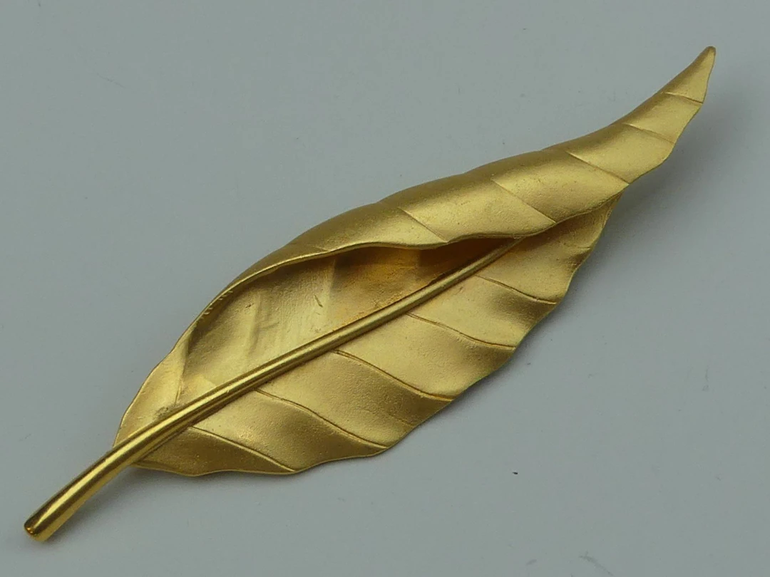 CARVEN. Grande broche feuille, signée et numérotée 1900. - Lot 418