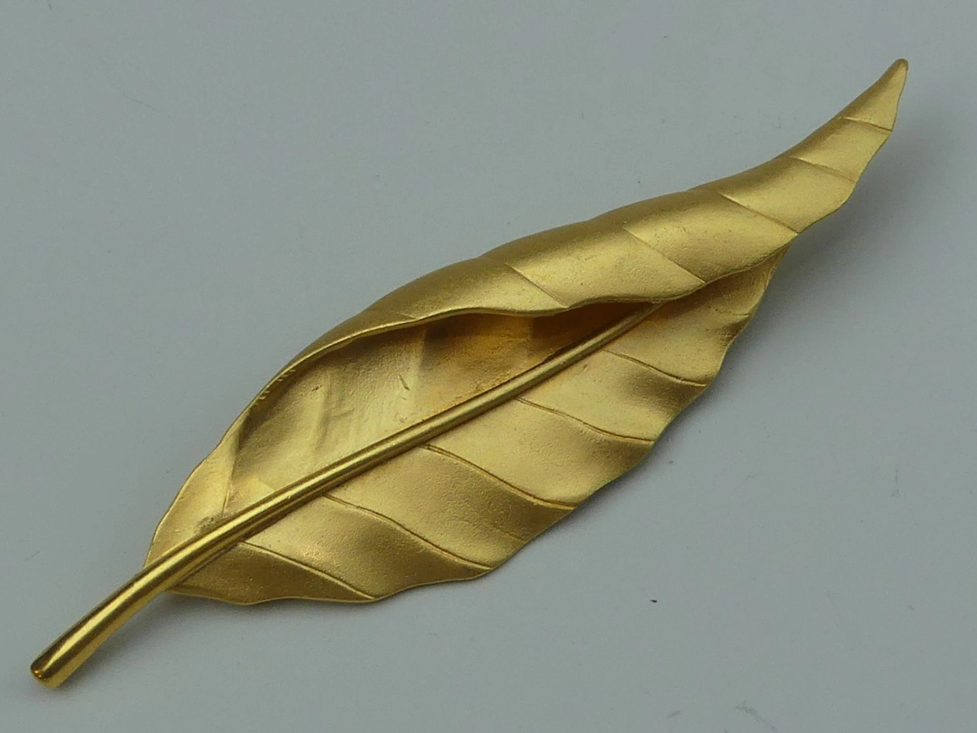 CARVEN. Grande broche feuille, signée et numérotée 1900. - Lot 418