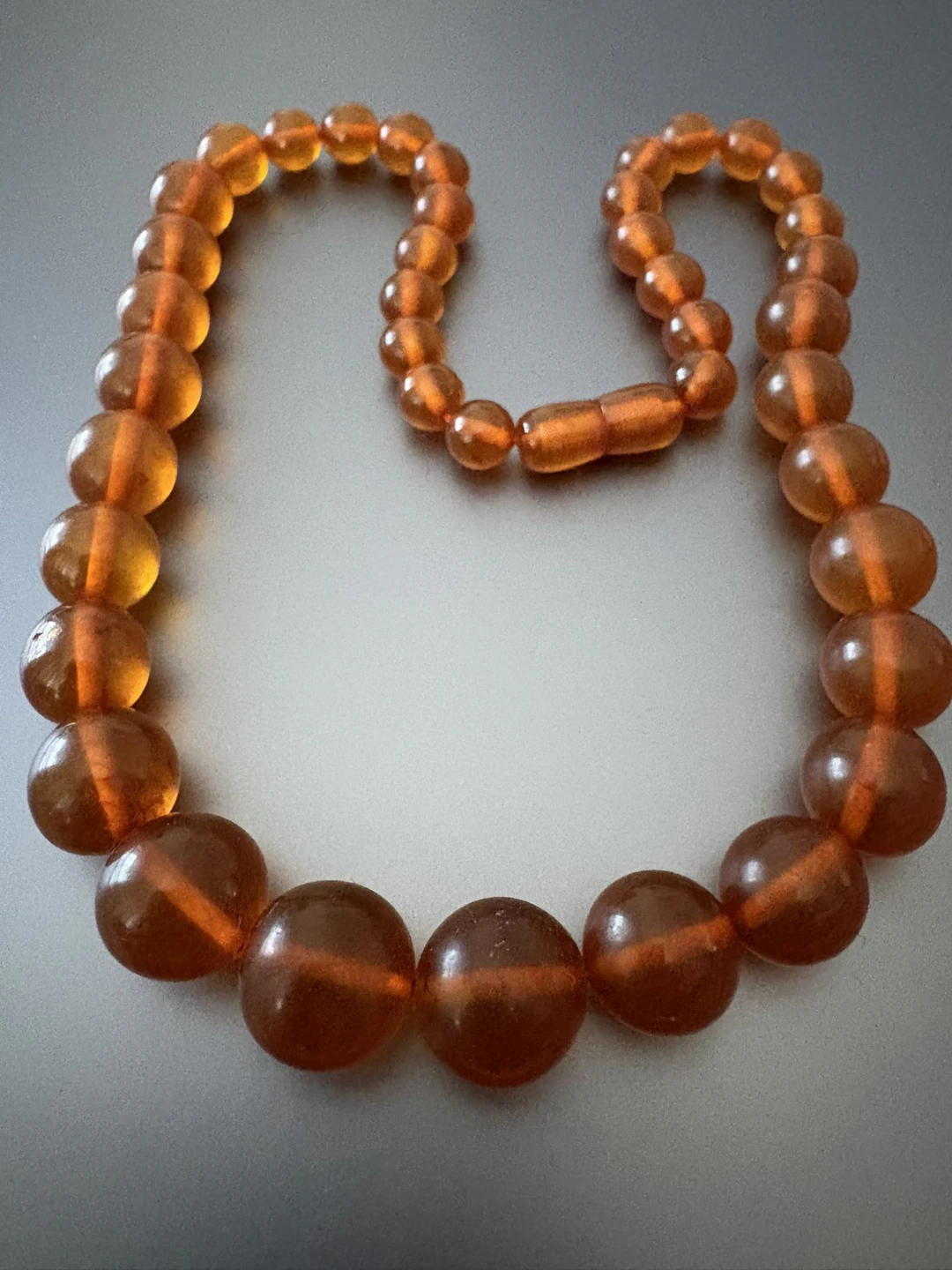 Collier vintage de perles d'ambre baltique. Longueur : 52 cm - Lot 253