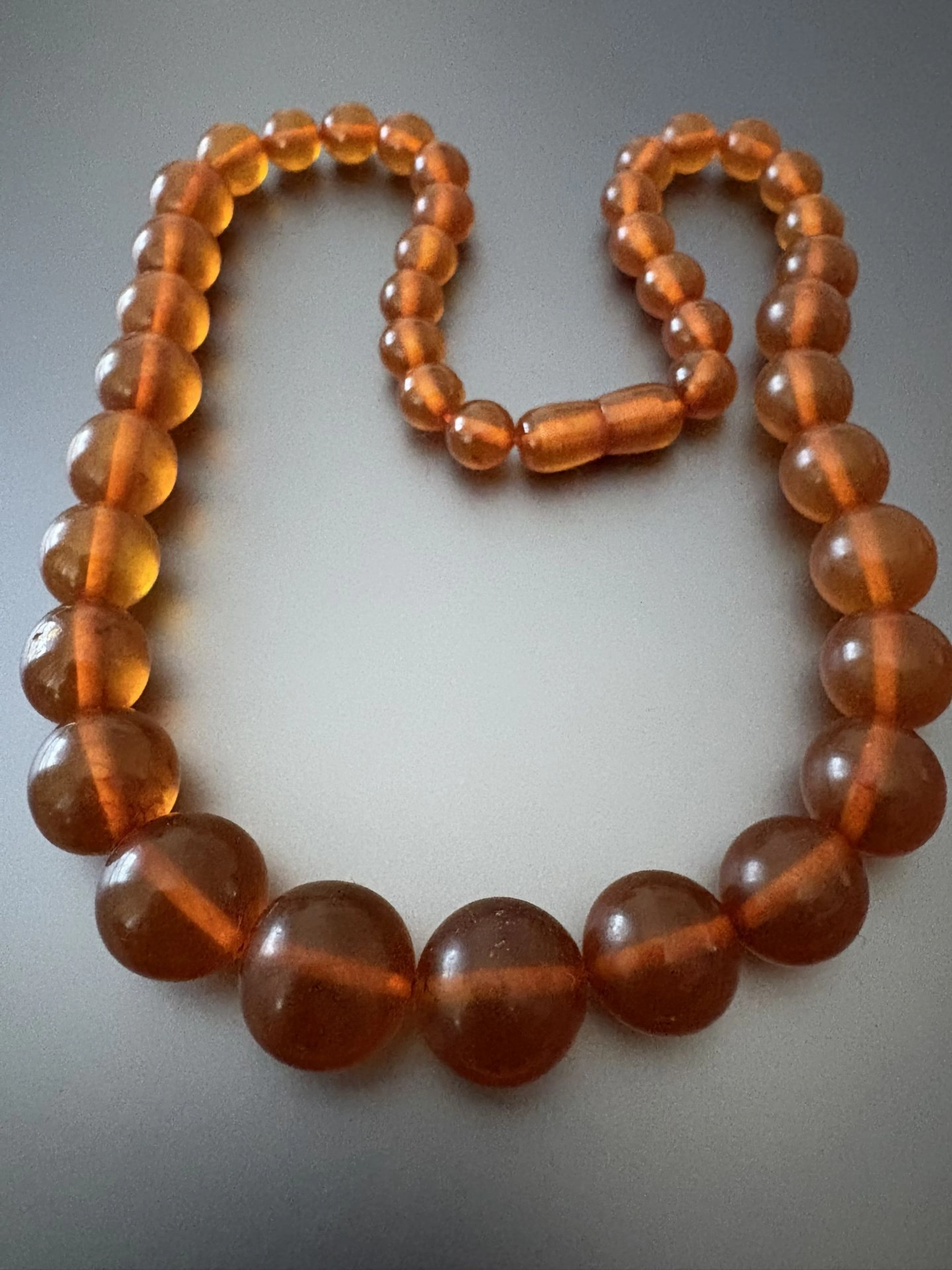 Collier vintage de perles d'ambre baltique. Longueur : 52 cm - Lot 253