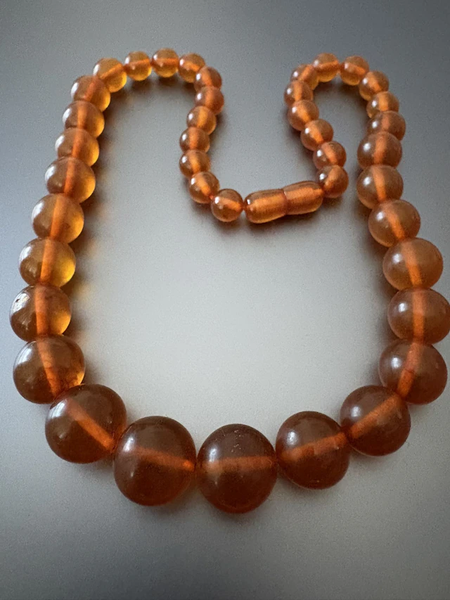 Collier vintage de perles d'ambre baltique. Longueur : 52 cm - Lot 253