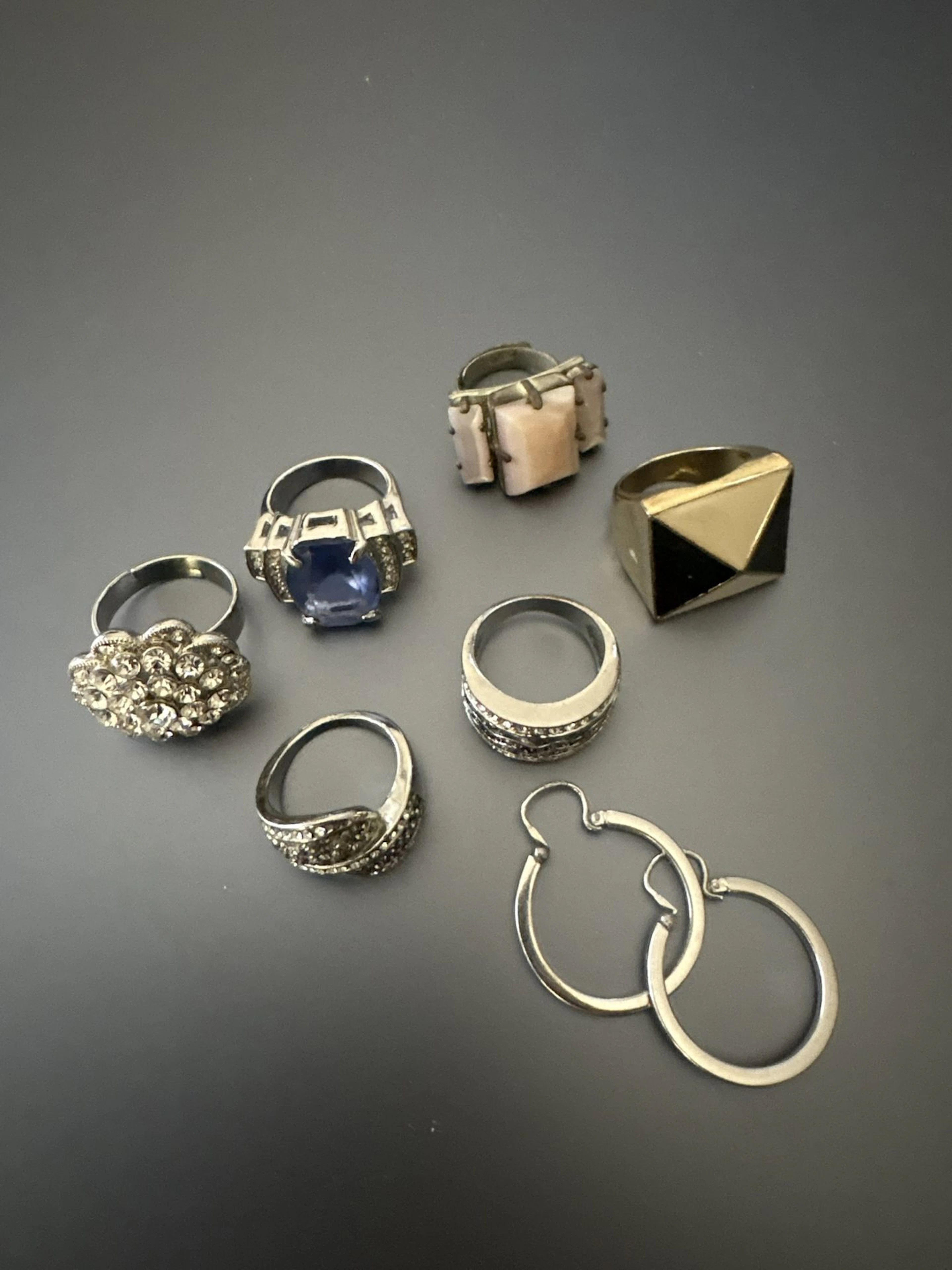 Six bagues et une paire de créoles en métal doré et argenté. - Lot 263