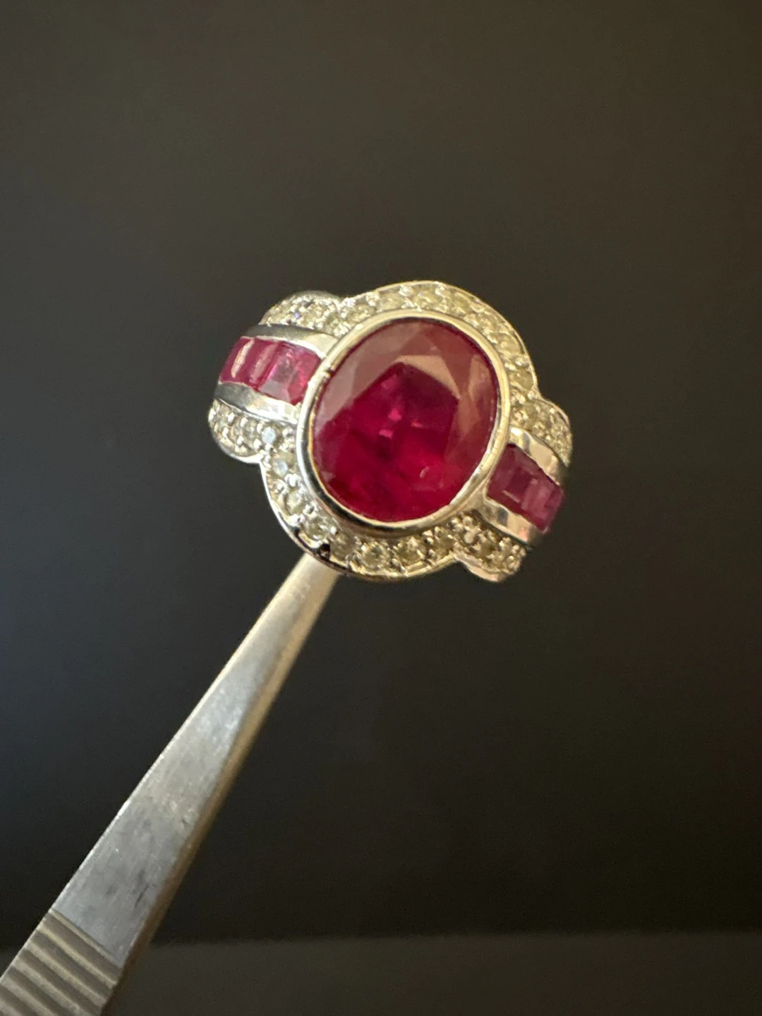 Bague en or gris 375°/°°, rubis traites et petits diamants. - Lot 230