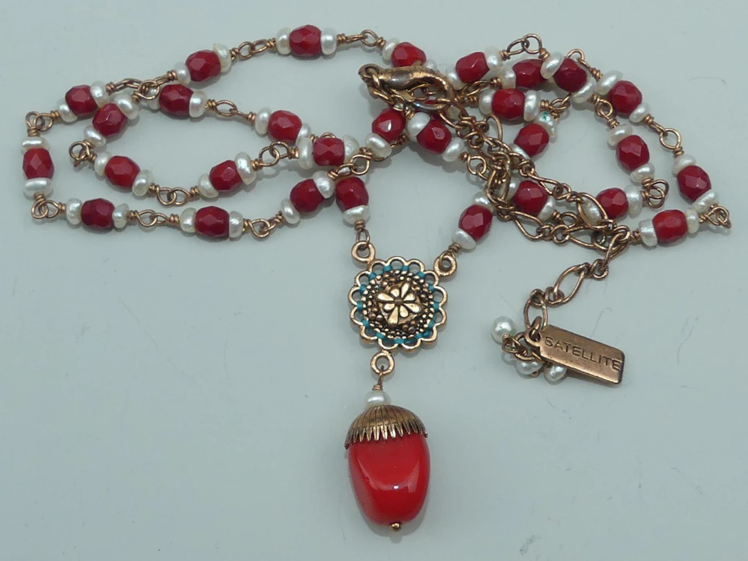 SATELLITE. Collier orné de perles baroques encadrant des per - Lot 386