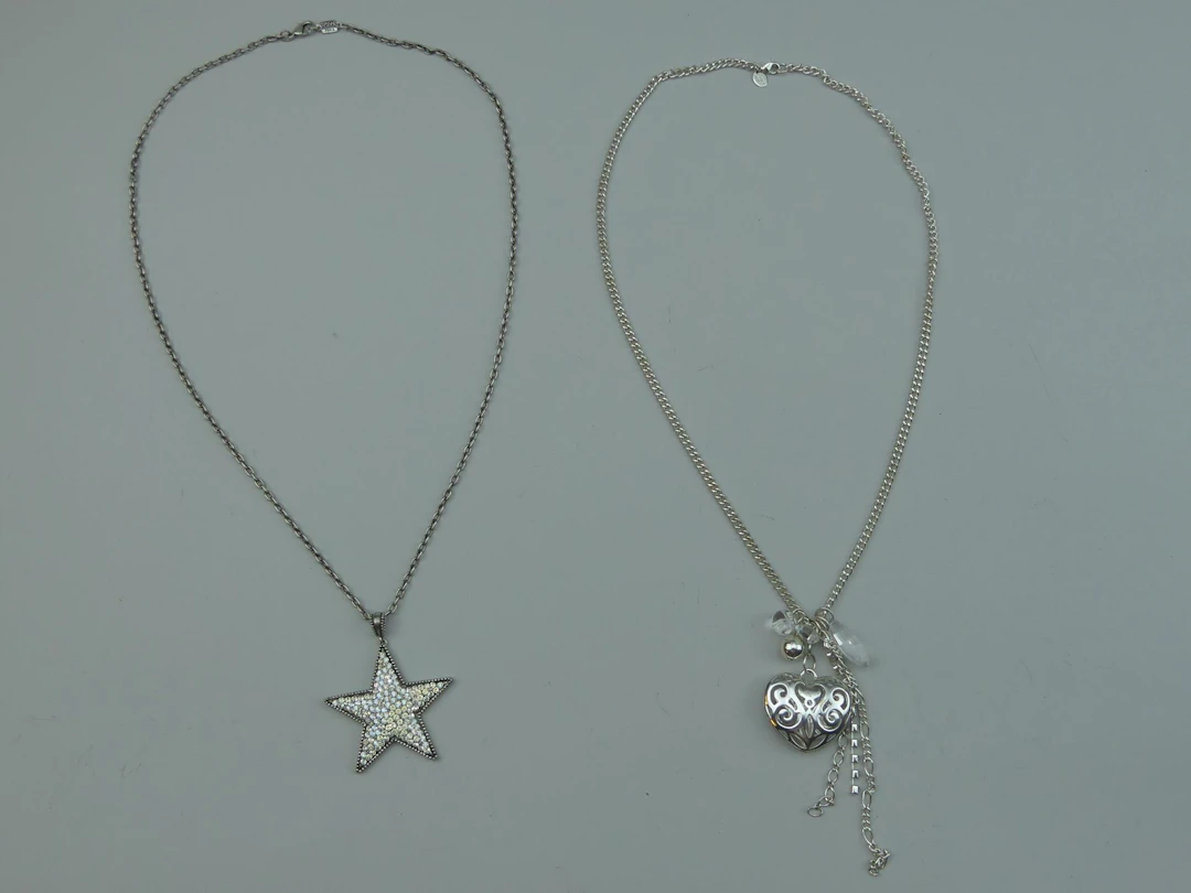 POGGI – Claire's. 2 longs colliers sautoirs, l'un signé POGG - Lot 394