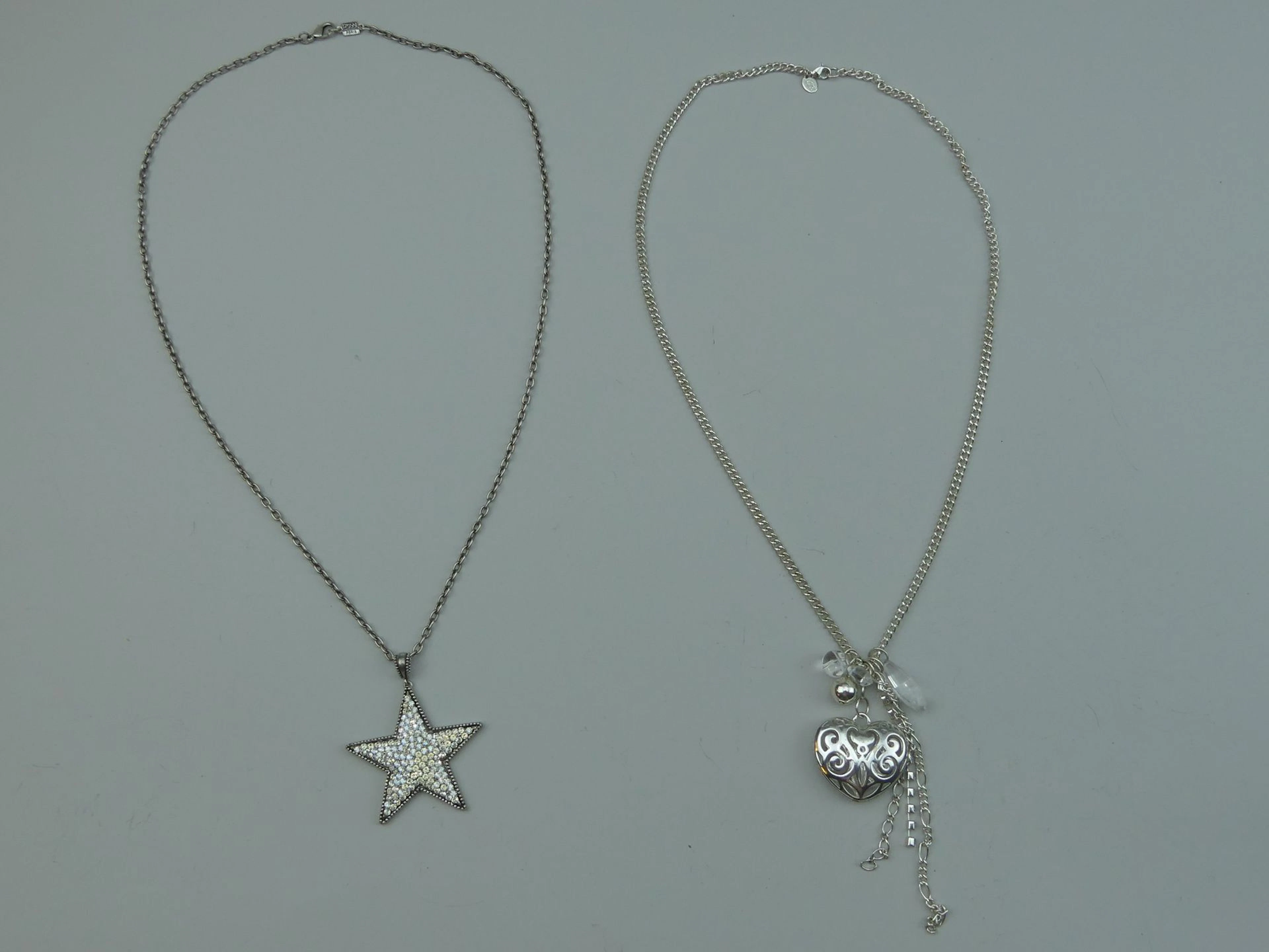 POGGI – Claire's. 2 longs colliers sautoirs, l'un signé POGG - Lot 394