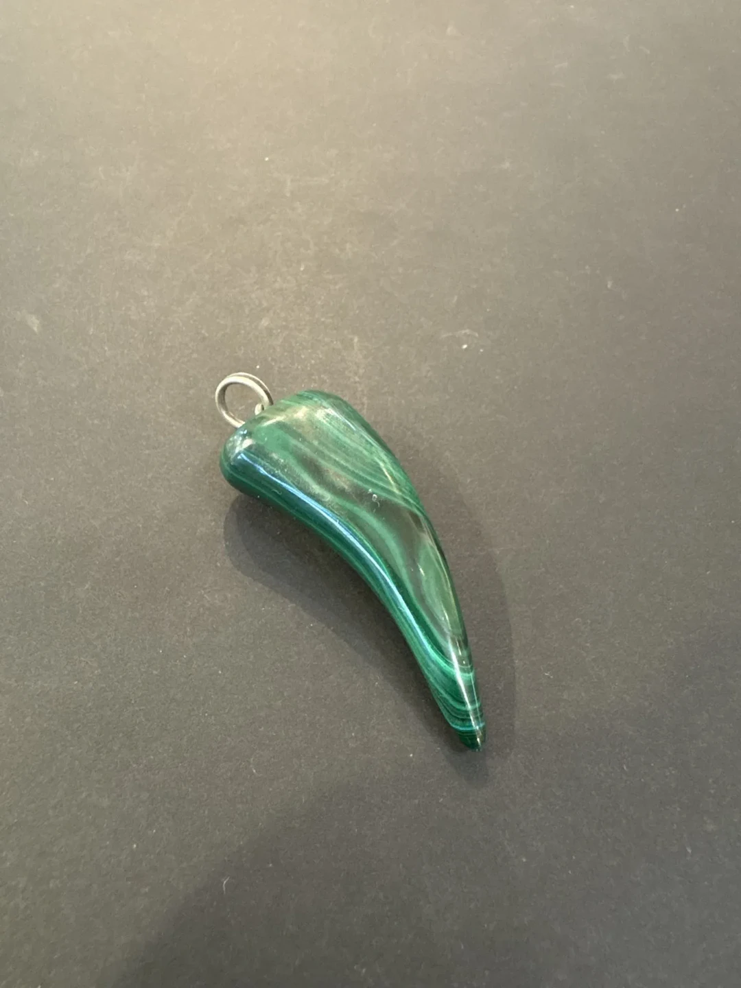 Joli pendentif griffe en malachite. Dimensions : 5 x 2 cm. - Lot 217