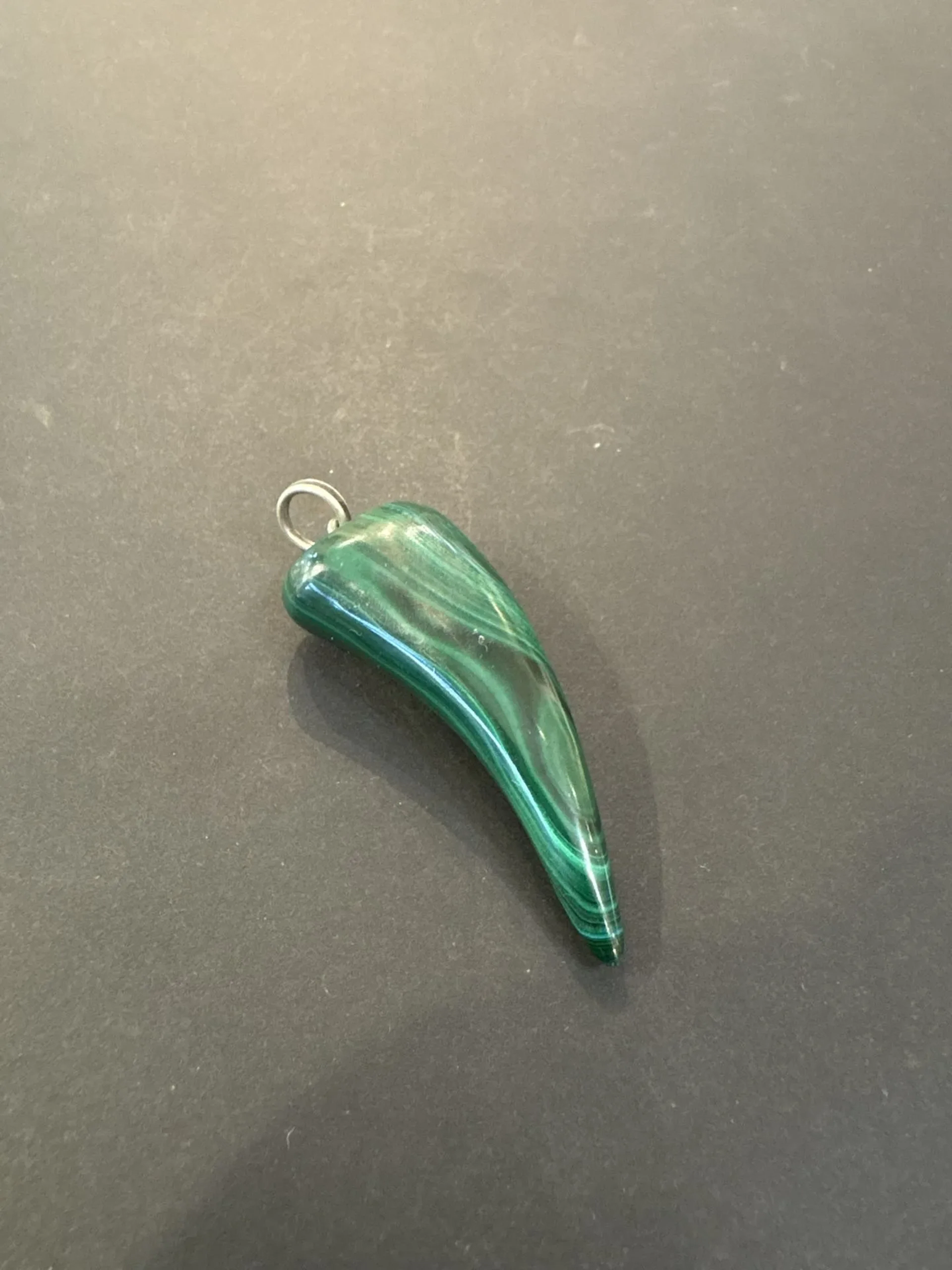 Joli pendentif griffe en malachite. Dimensions : 5 x 2 cm. - Lot 217