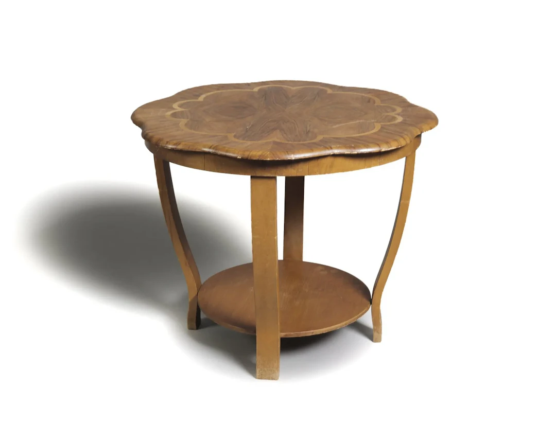 Table basse circulaire à plateau marqueté contourné, montant - Lot 386