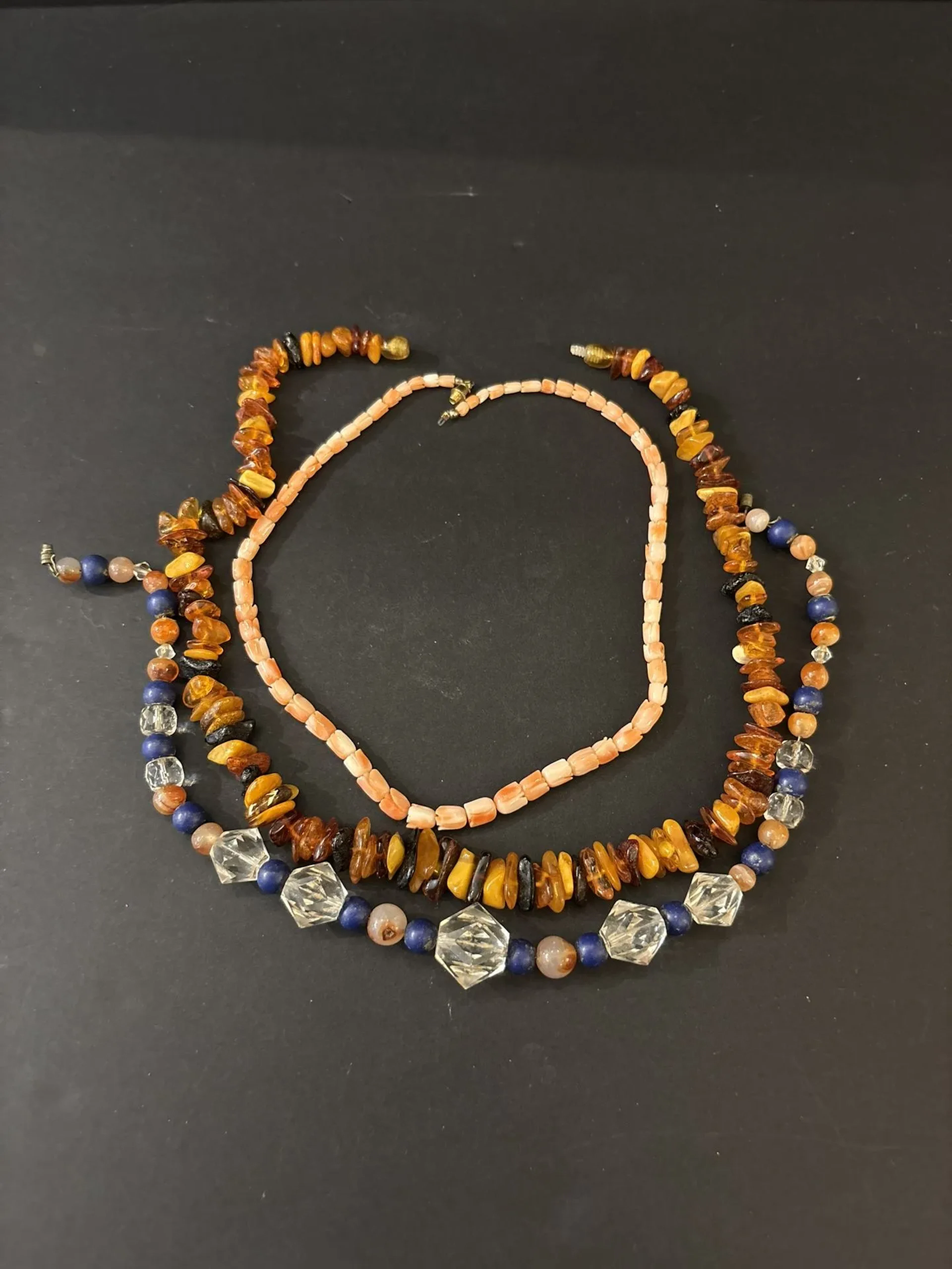 Lot comprenant 3 colliers (50 cm, 40 cm, et 41 cm) ambre, la - Lot 173