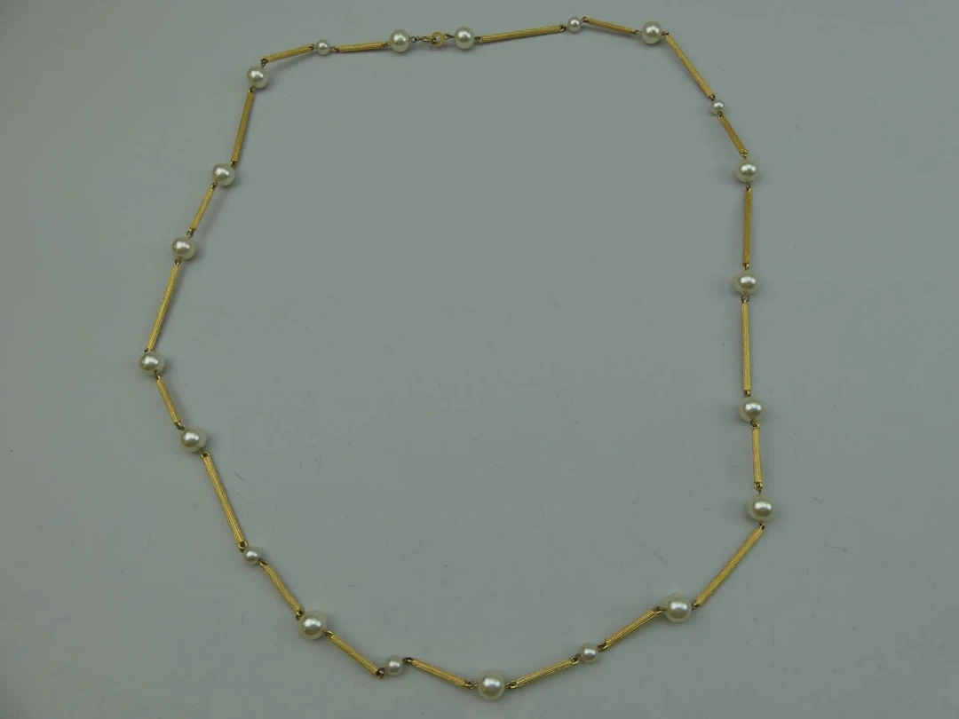 BICHE DE BERE. Long sautoir ponctué de perles fantaisie. - Lot 423