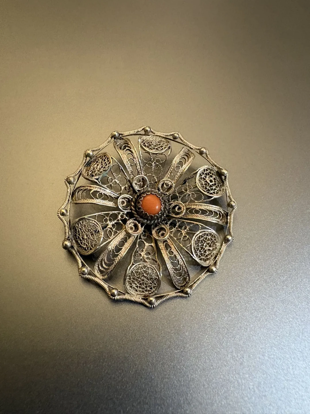 Broche en argent 800°/°° et corail. Diamètre : 4 cm. Poids b - Lot 34