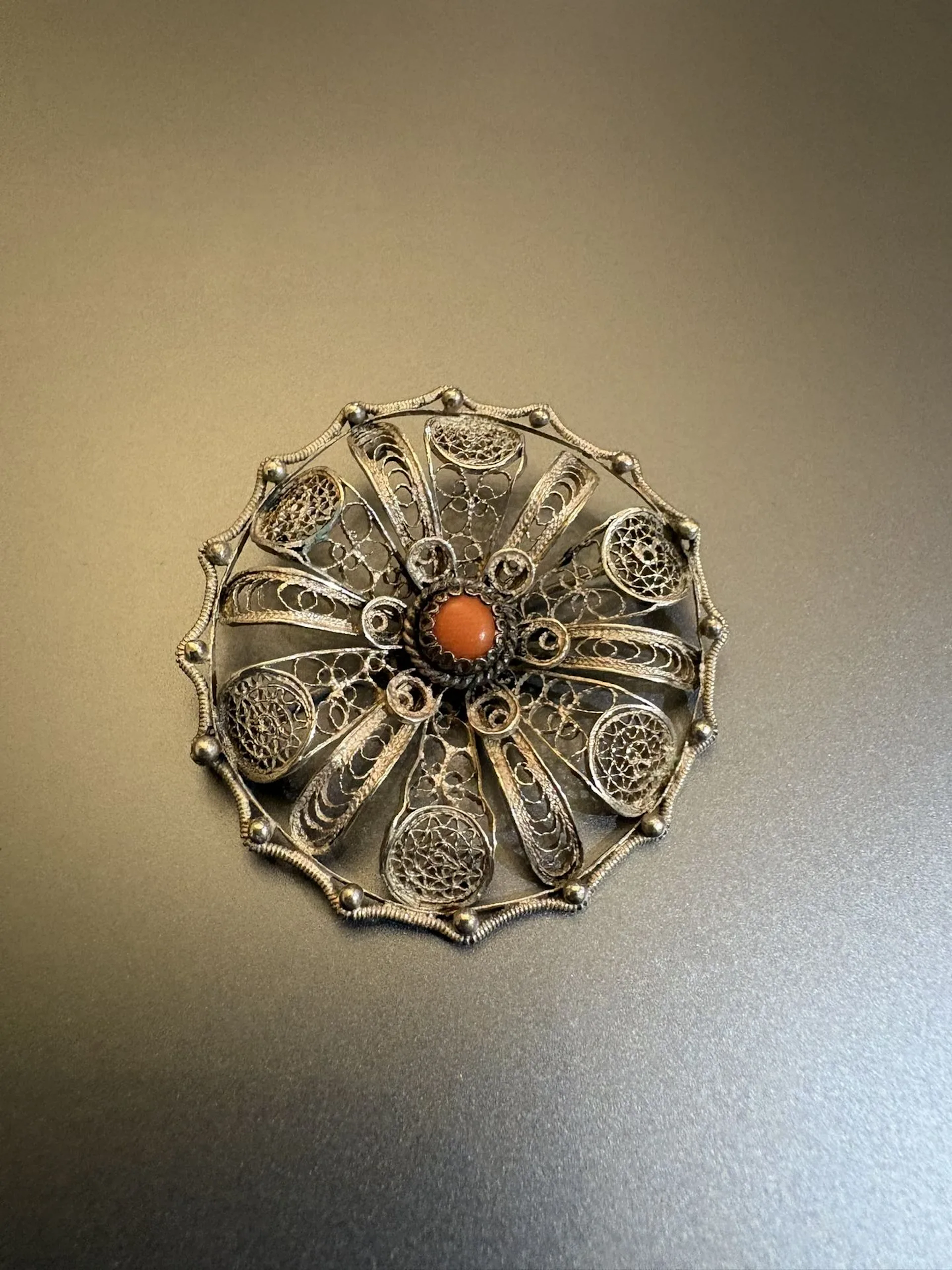 Broche en argent 800°/°° et corail. Diamètre : 4 cm. Poids b - Lot 34