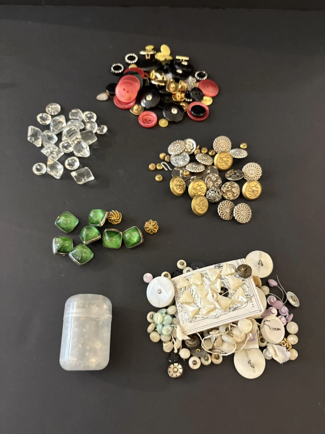 Lot de boutons nacre, cristal, métal, et divers. - Lot 247