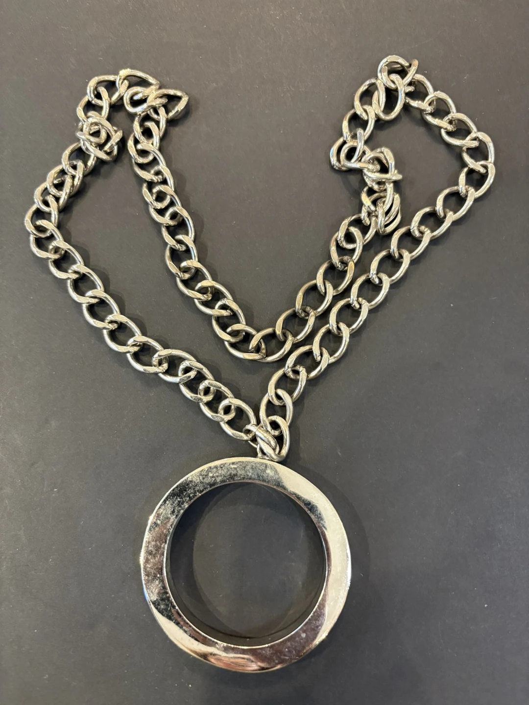 Collier en métal argenté. Diamètre motif : 6,5 cm. - Lot 203