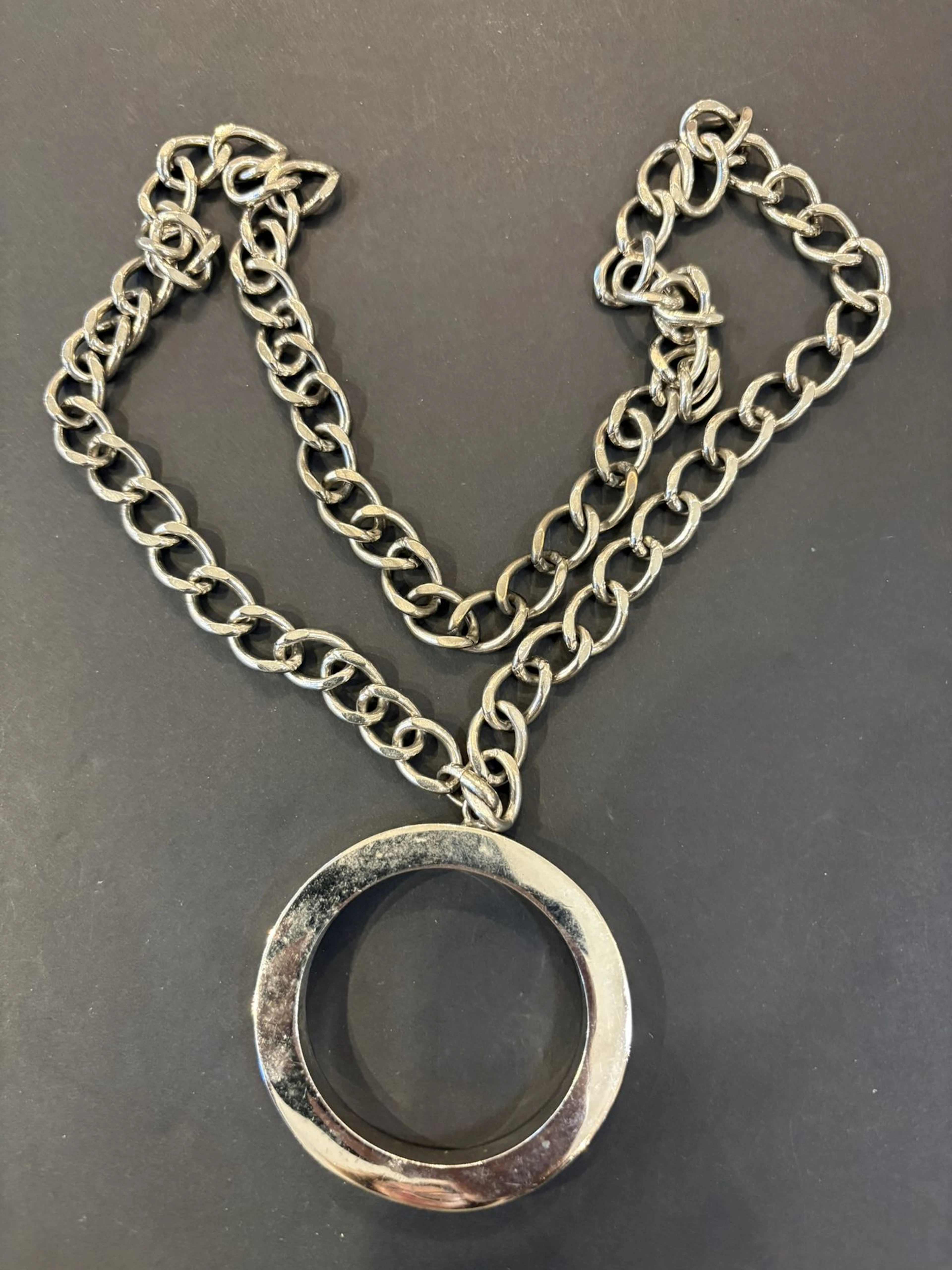 Collier en métal argenté. Diamètre motif : 6,5 cm. - Lot 203