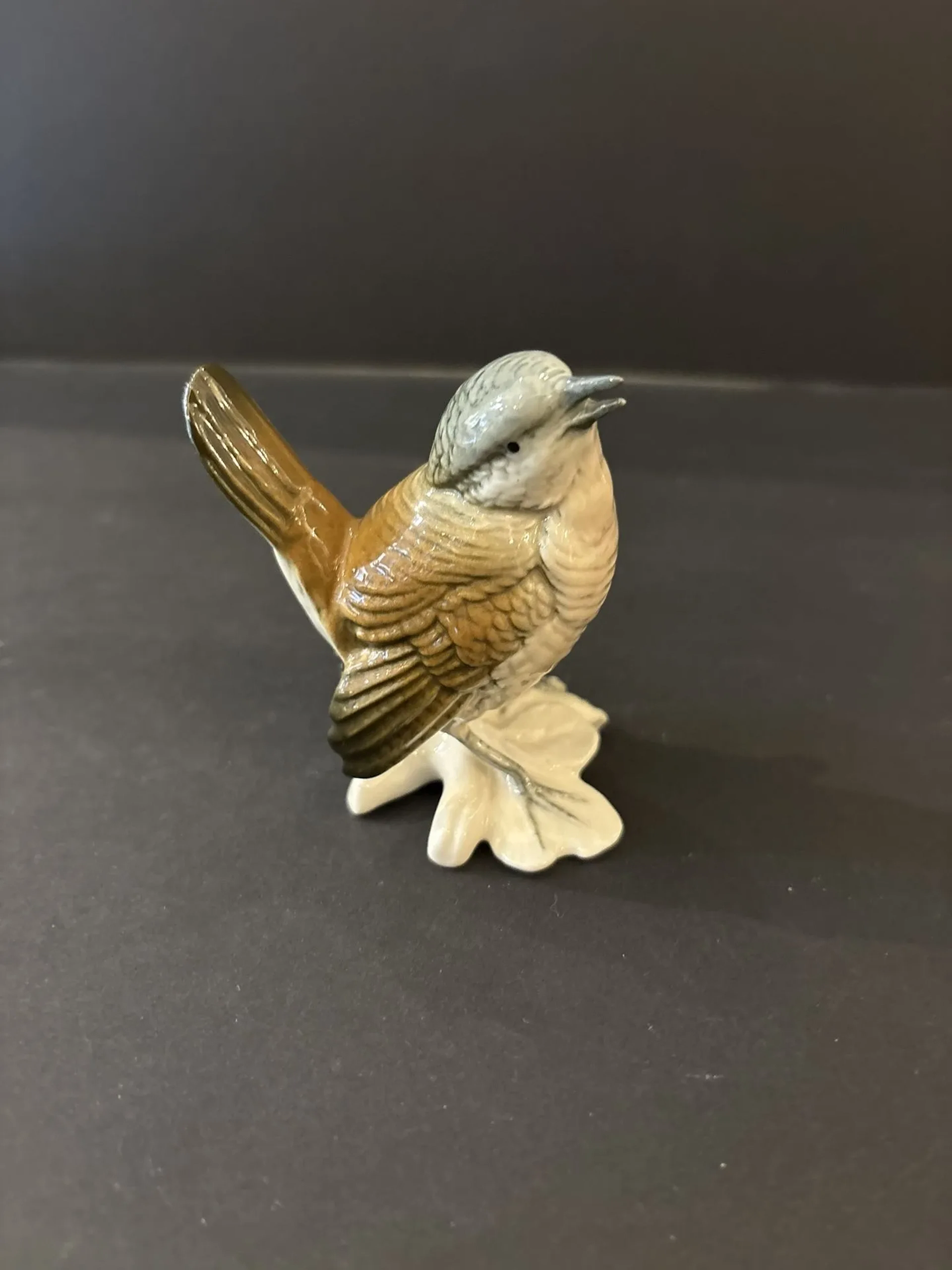 KARL ENS (Allemagne). Troglodyte mignon en porcelaine polych - Lot 323