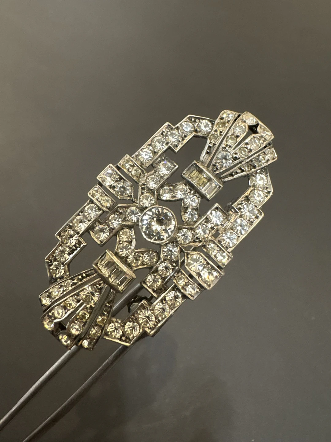 Broche géométrique Art Déco en argent ajouré. Sertissage à g - Lot 107