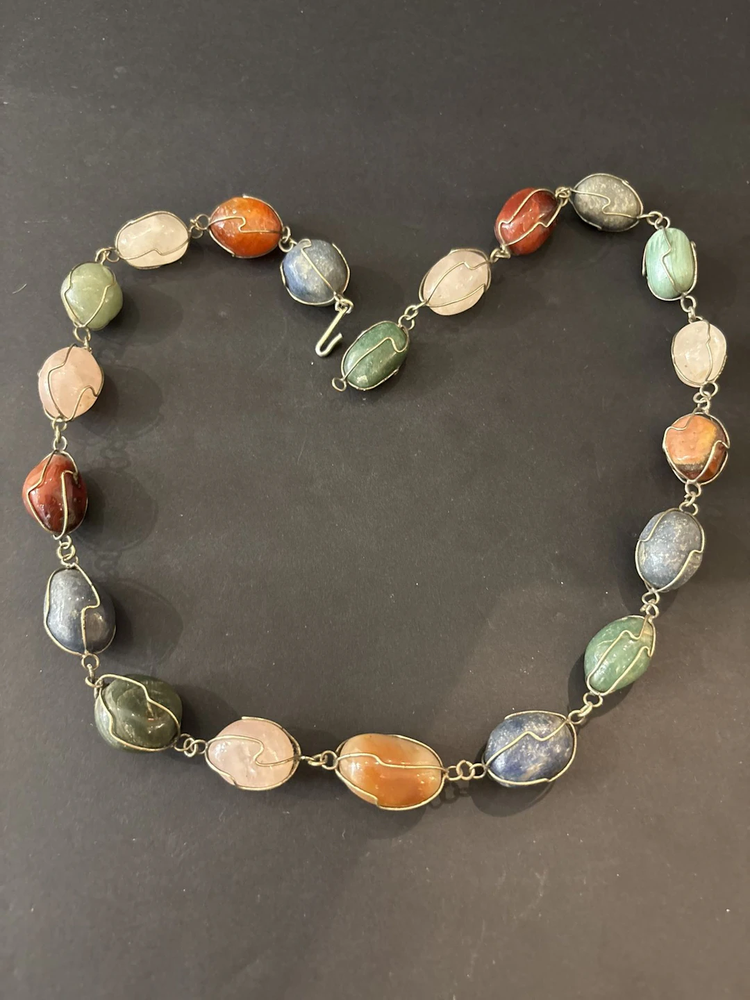 Collier de perles «prisonnières» composé de pierres fines et - Lot 199