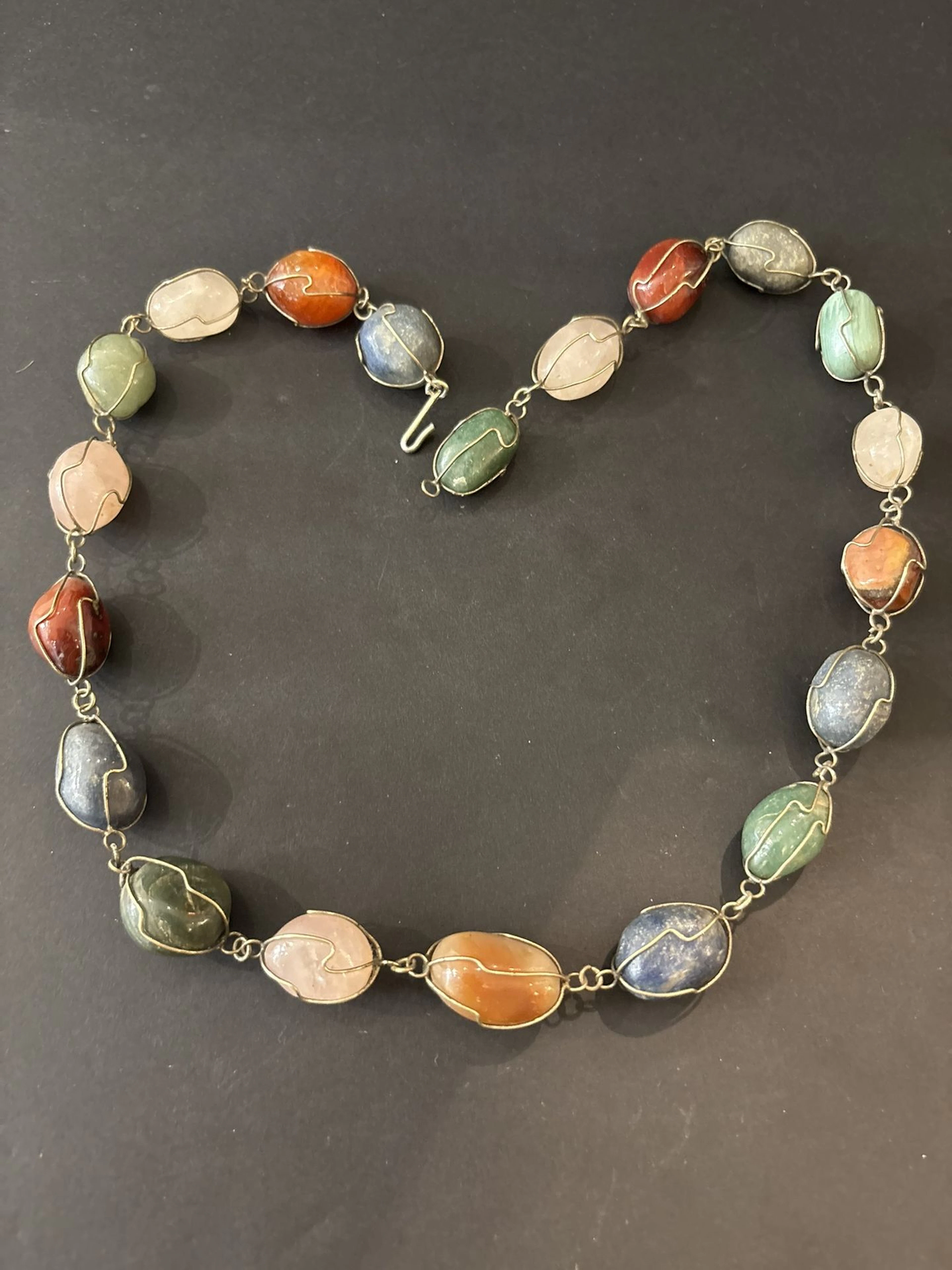 Collier de perles «prisonnières» composé de pierres fines et - Lot 199