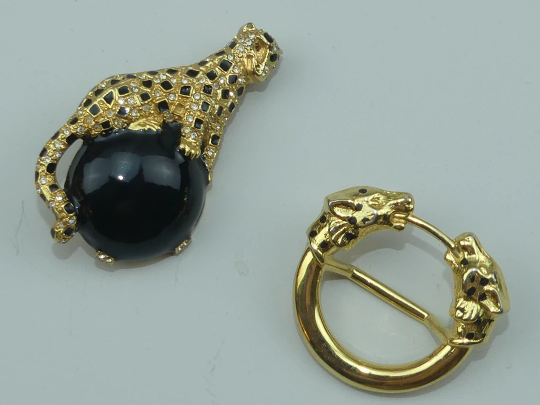 CARTIER (d'après) – MALKA. Broche panthère émaillée sur une - Lot 356