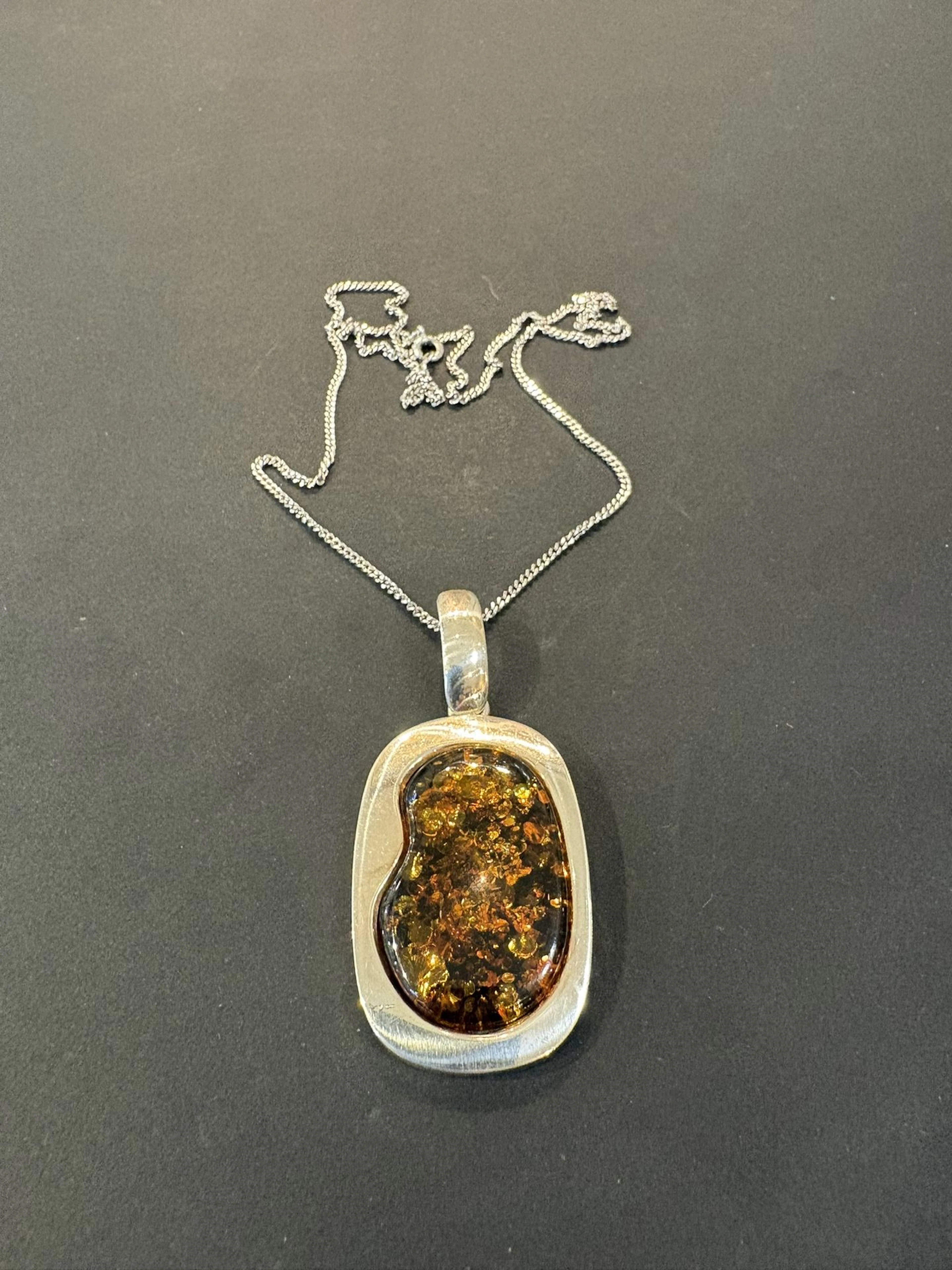 Pendentif et sa chaîne en argent 925°/°° avec une imitation - Lot 205