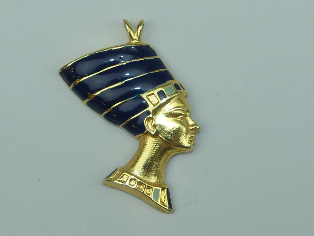 Pendentif en bronze doré et émail figurant un profil de Rein - Lot 448