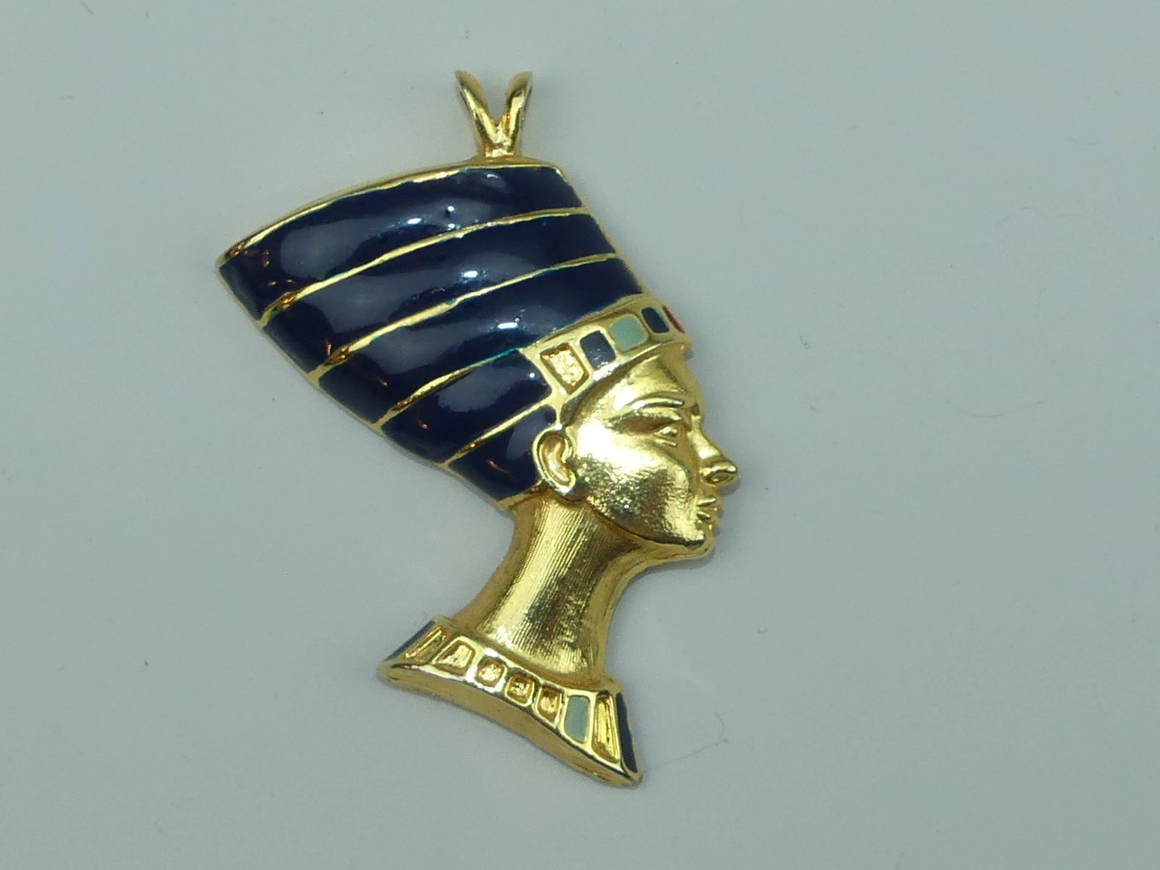 Pendentif en bronze doré et émail figurant un profil de Rein - Lot 448