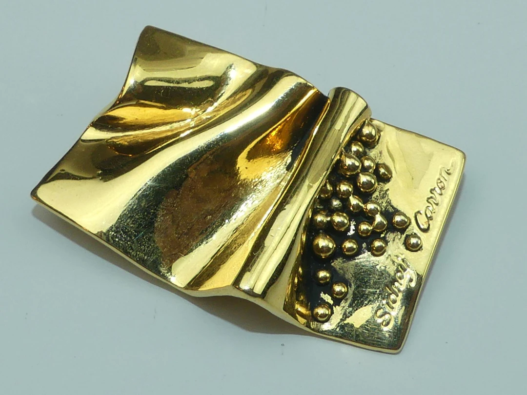 SYDNEY CARRON. Broche en métal dore de style brutaliste à mo - Lot 405