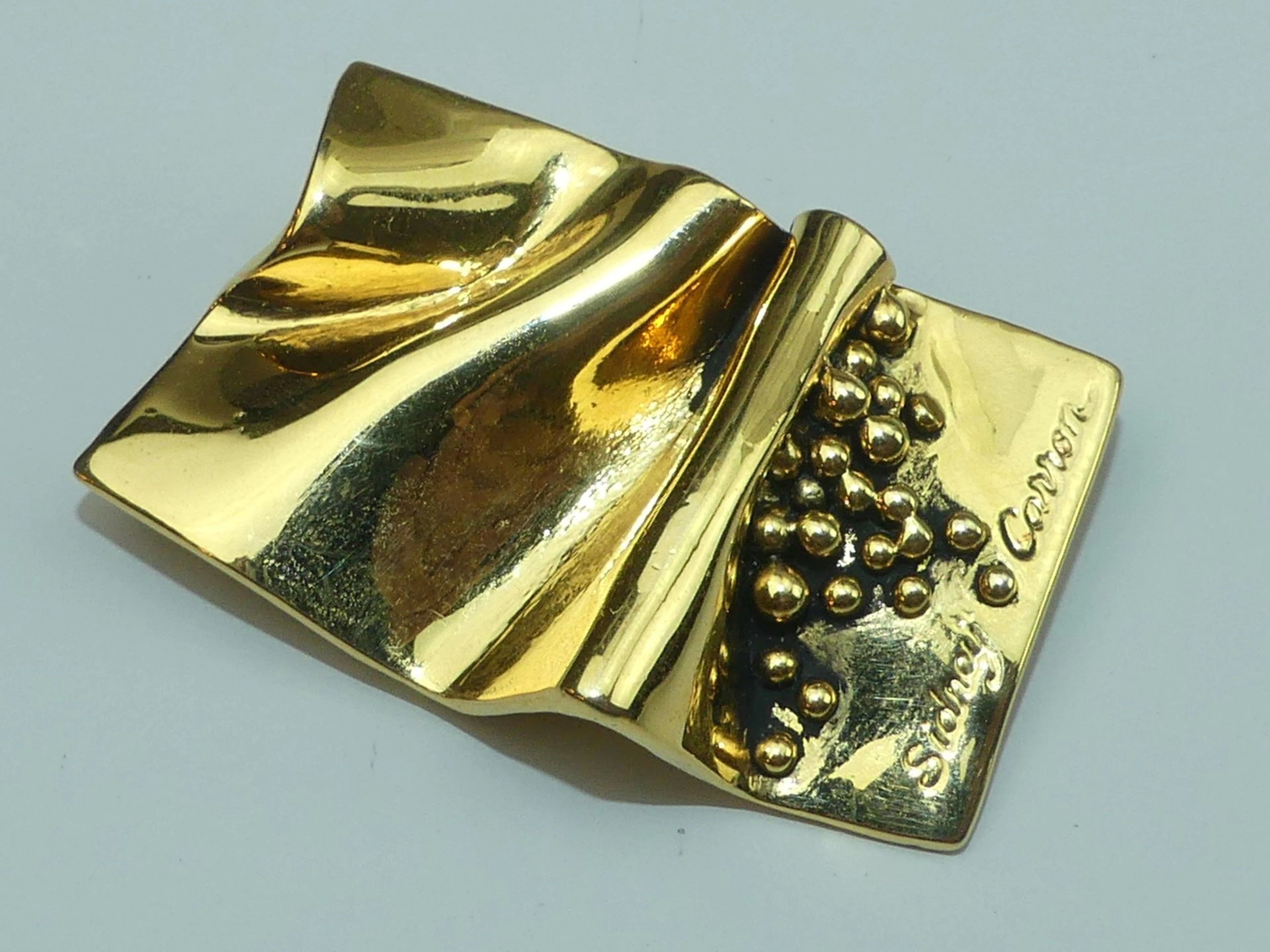 SYDNEY CARRON. Broche en métal dore de style brutaliste à mo - Lot 405
