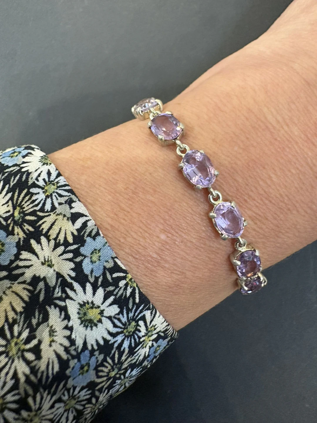 Bracelet en argent et améthystes. Longueur : 19 cm. Poids br - Lot 209