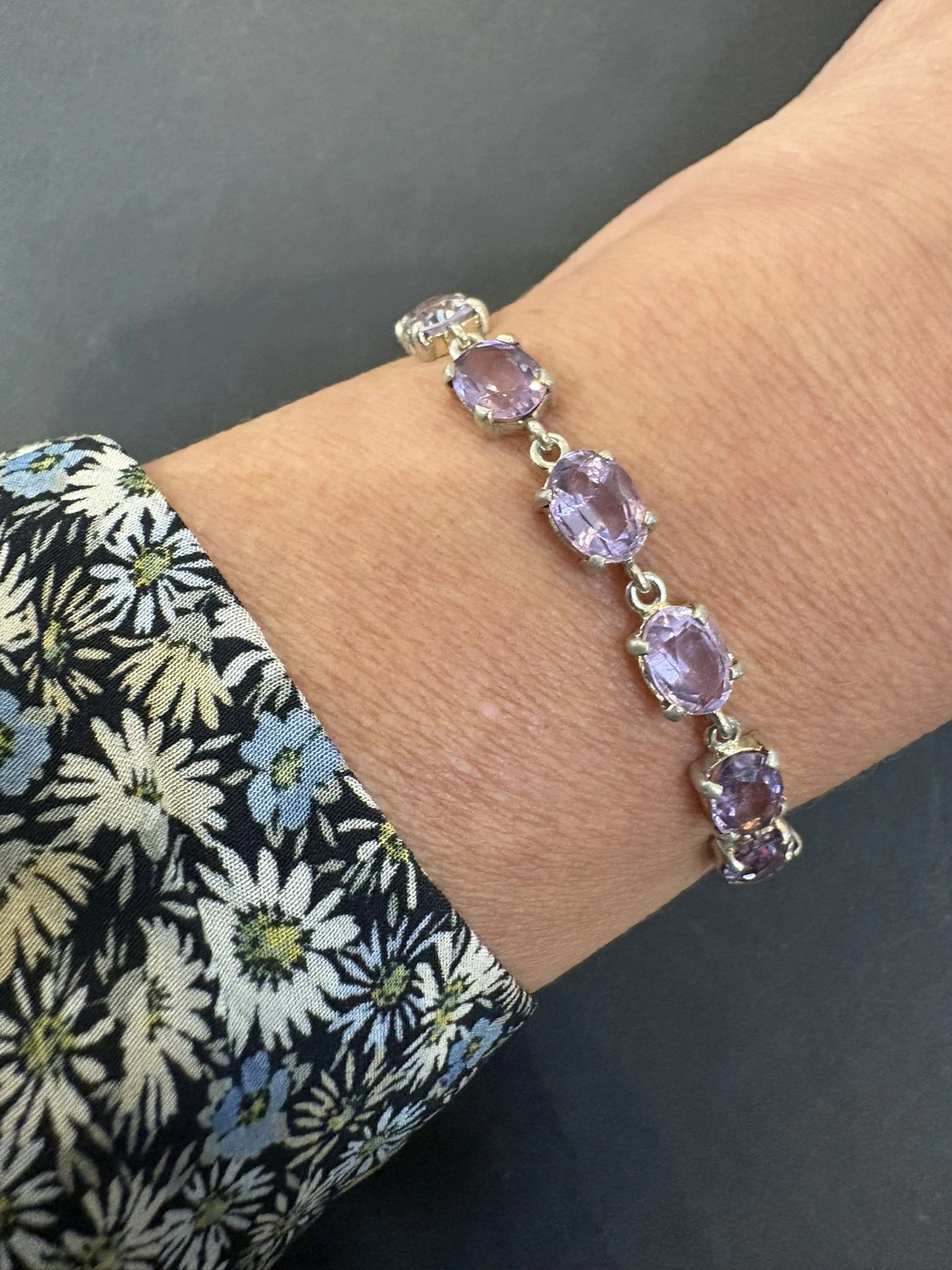 Bracelet en argent et améthystes. Longueur : 19 cm. Poids br - Lot 209